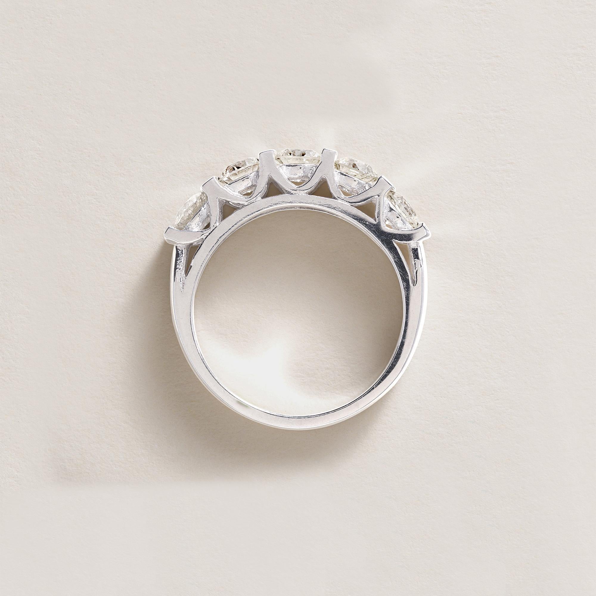 Moderne Bague en or blanc 18 carats à cinq pierres en diamant en vente