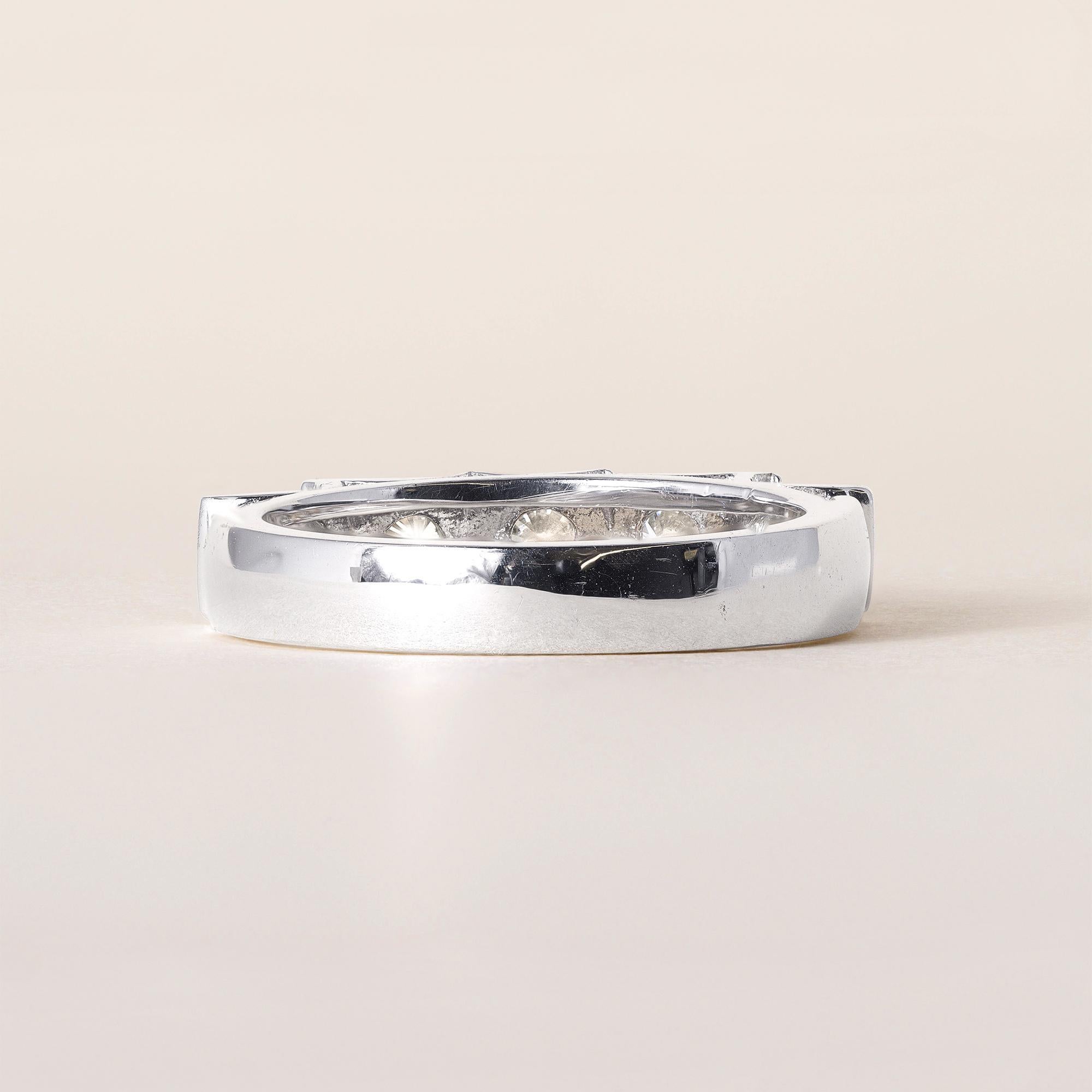 Taille ronde Bague en or blanc 18 carats à cinq pierres en diamant en vente