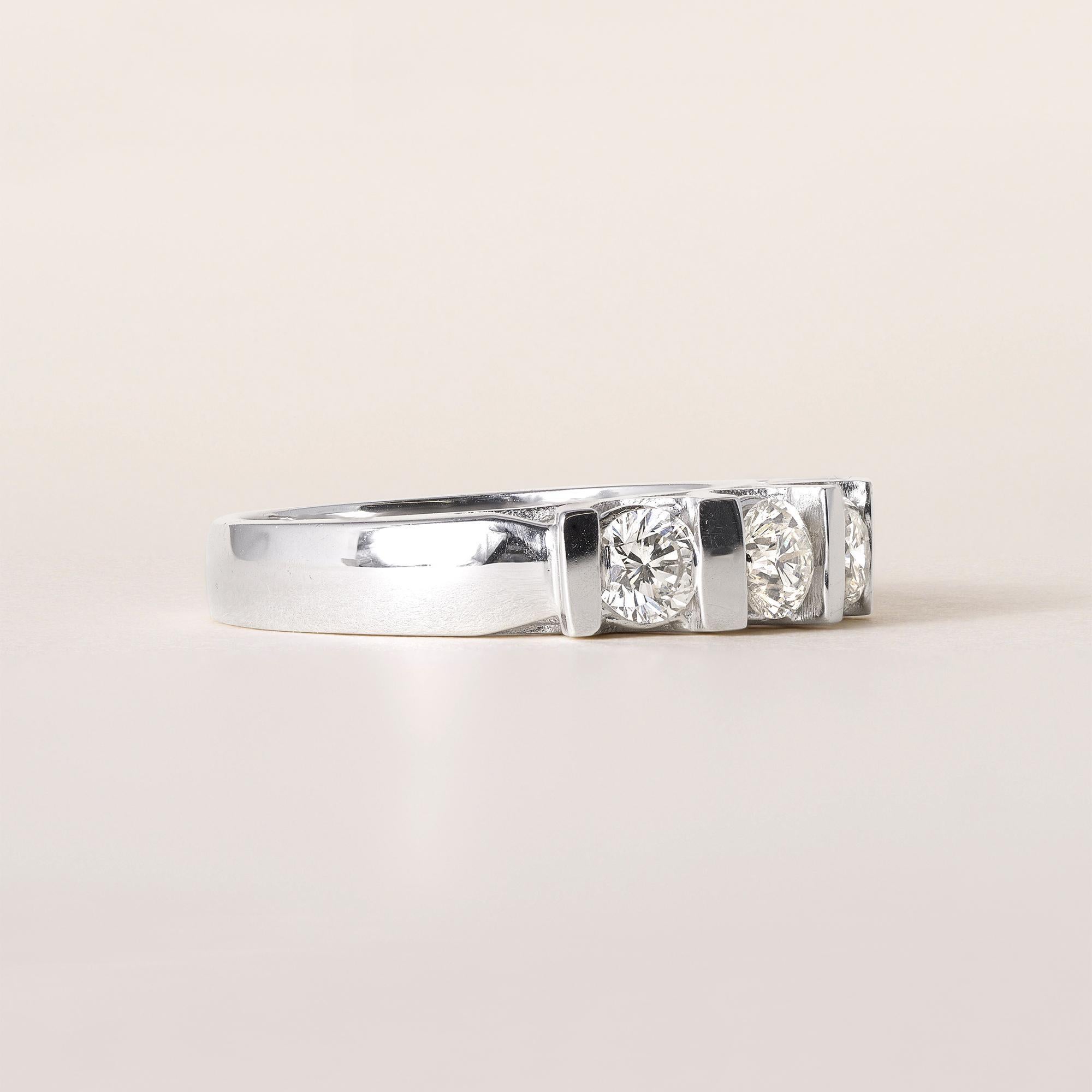 Bague en or blanc 18 carats à cinq pierres en diamant Excellent état - En vente à Los Angeles, CA