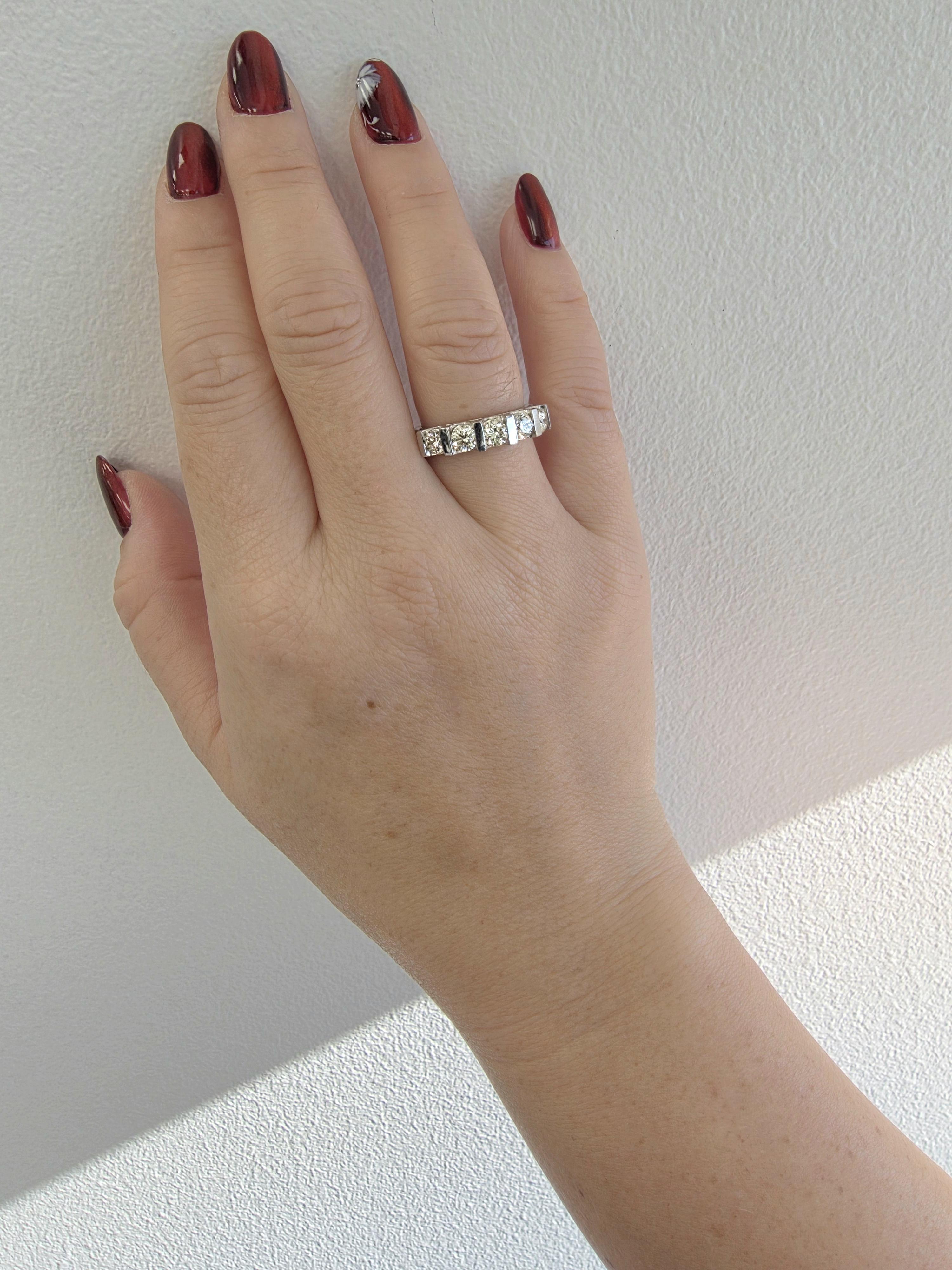Bague en or blanc 18 carats à cinq pierres en diamant Pour femmes en vente