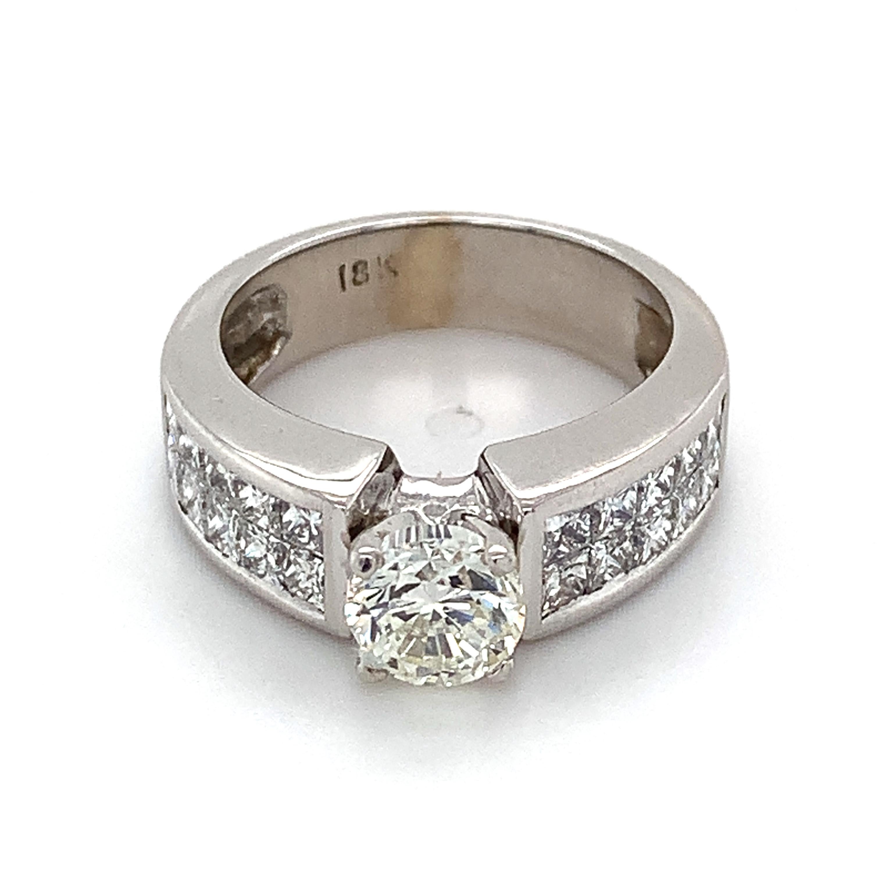 18k Weißgold Rundschliff Center mit runden weißen Diamanten Ring 

Größe 5

6,2 Gramm

1 Rundschliff-Diamant 1 Karat

Reinheit VS2-SI1 Farbe: I

 20 Diamanten im Prinzessinnenschliff 1 Karat Gesamtgewicht

Reinheit: Vs2-Si1 Farbe: G

Dies ist ein