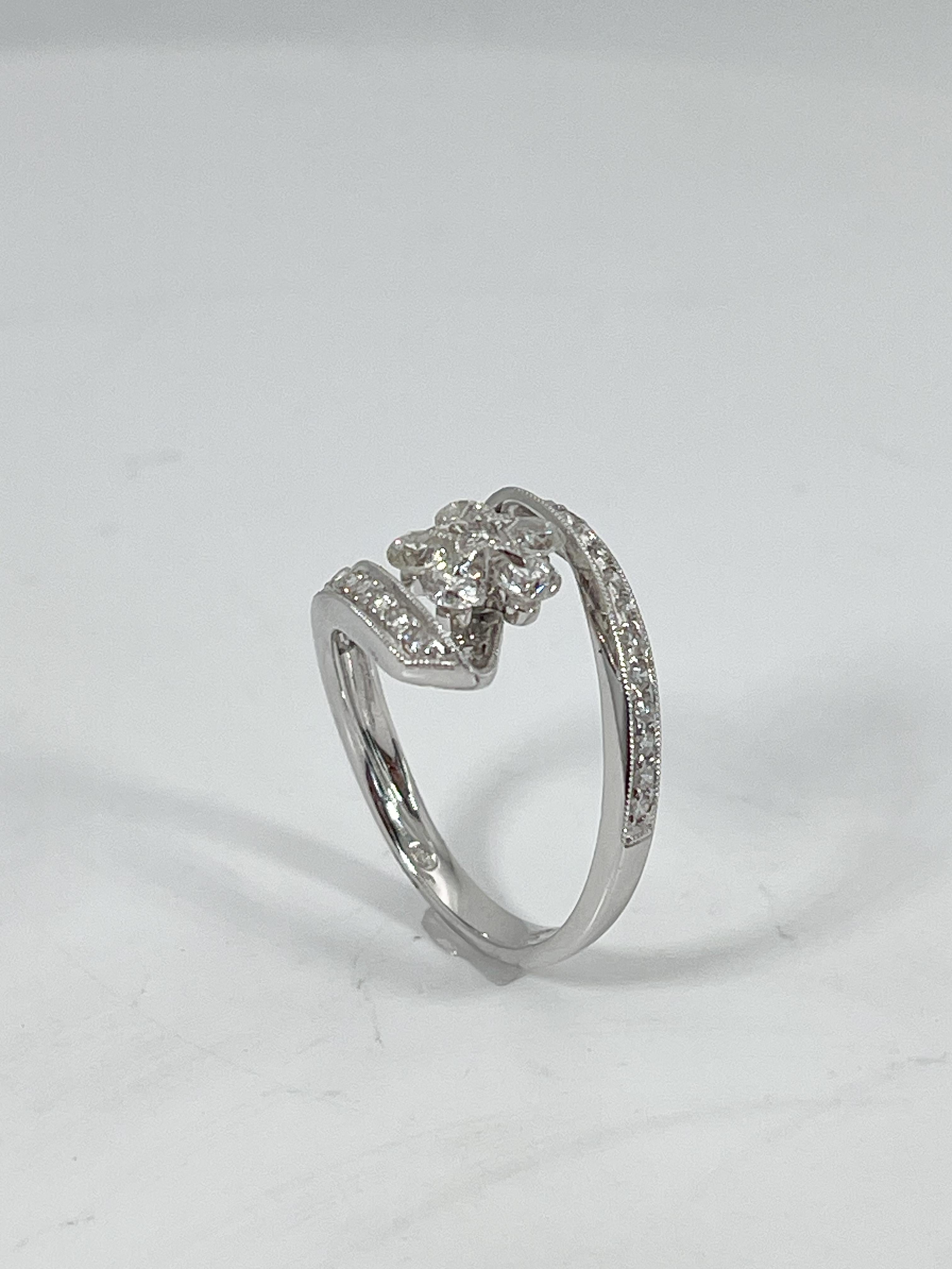 Round Cut 18K White Gold 1 CTW Diamond Flower Fashion Ring For Sale