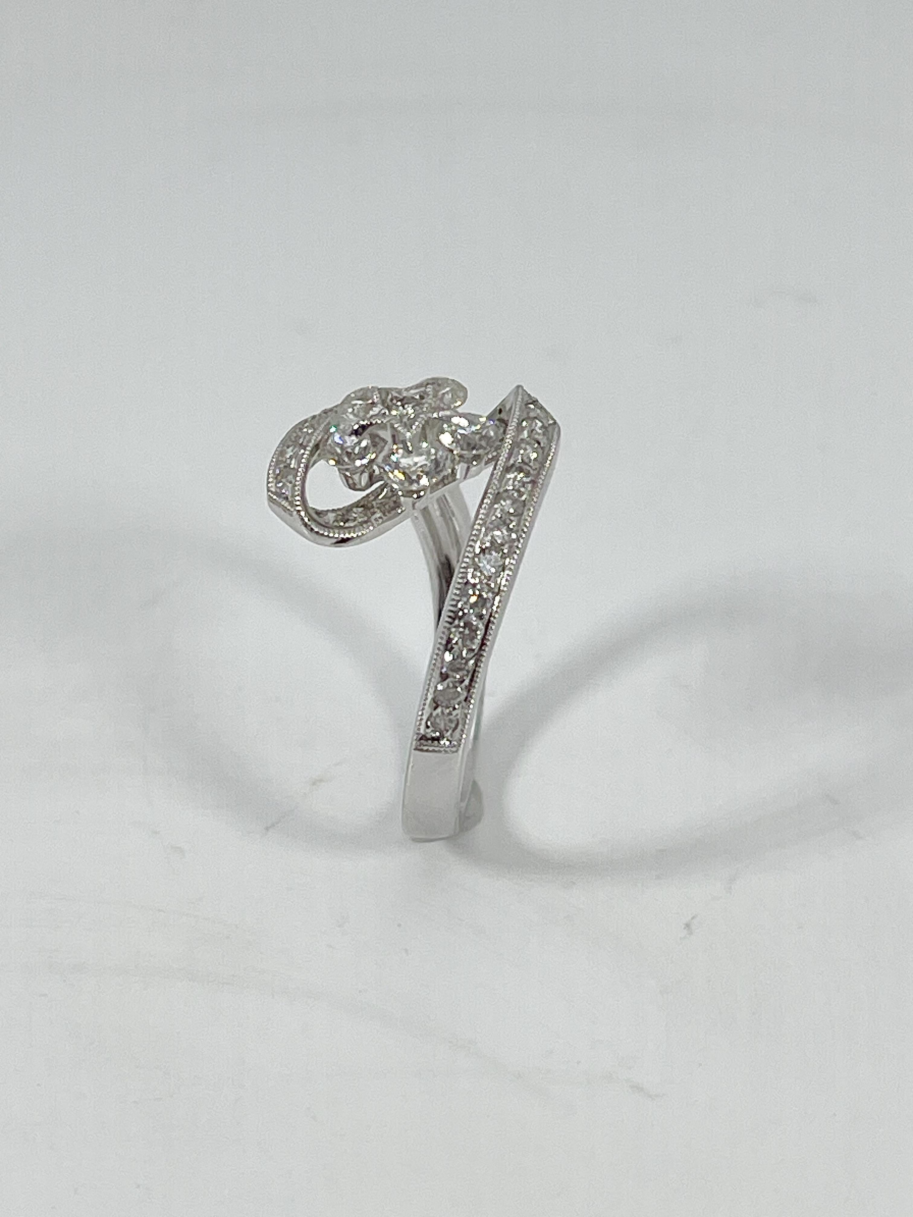 18K White Gold 1 CTW Diamond Flower Fashion Ring In Excellent Condition For Sale In Stuart, FL