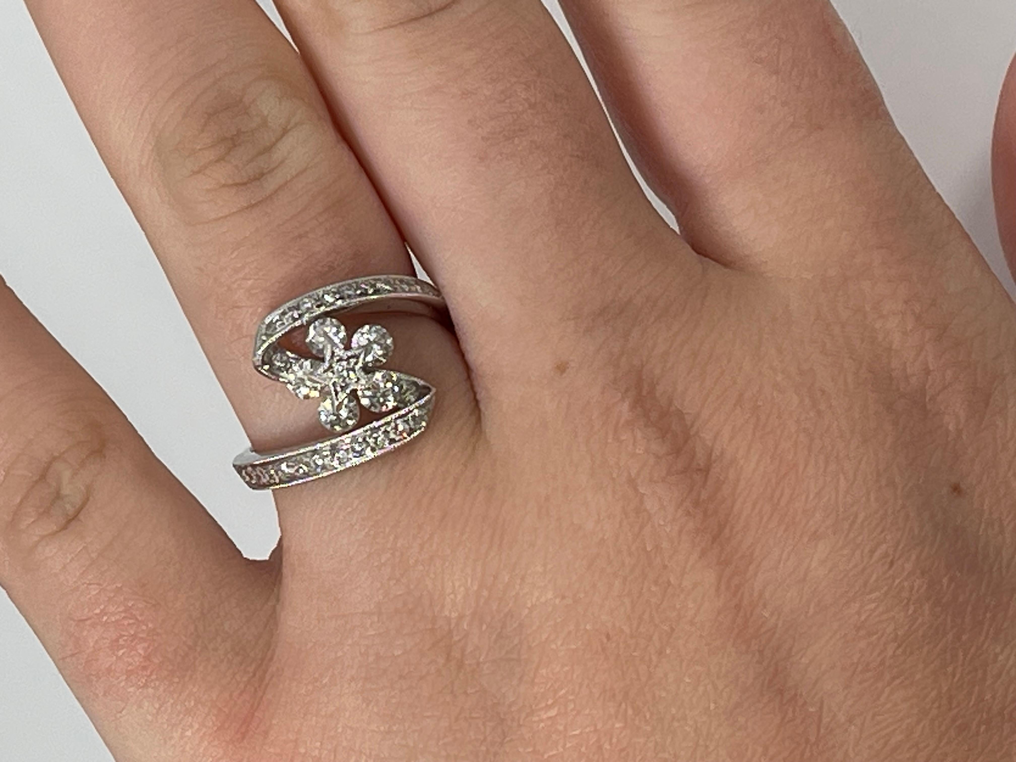 Women's 18K White Gold 1 CTW Diamond Flower Fashion Ring For Sale