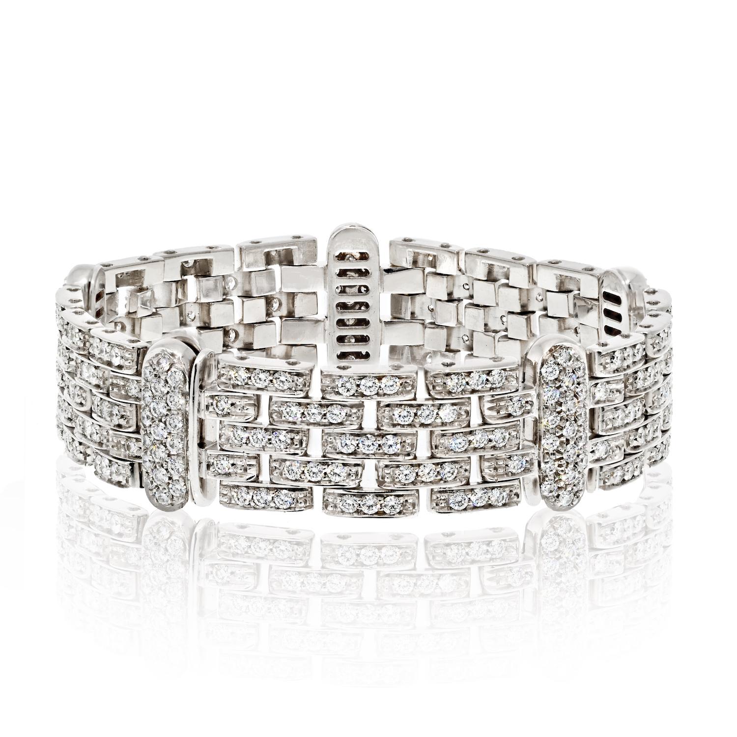 Fabriqué en or blanc 18 carats, ce bracelet exquis présente cinq rangées de diamants éblouissants, créant ainsi un spectacle captivant de brillance et d'éclat.

Le bracelet est orné d'un poids total en carats de 10,00cttw, mettant en valeur un