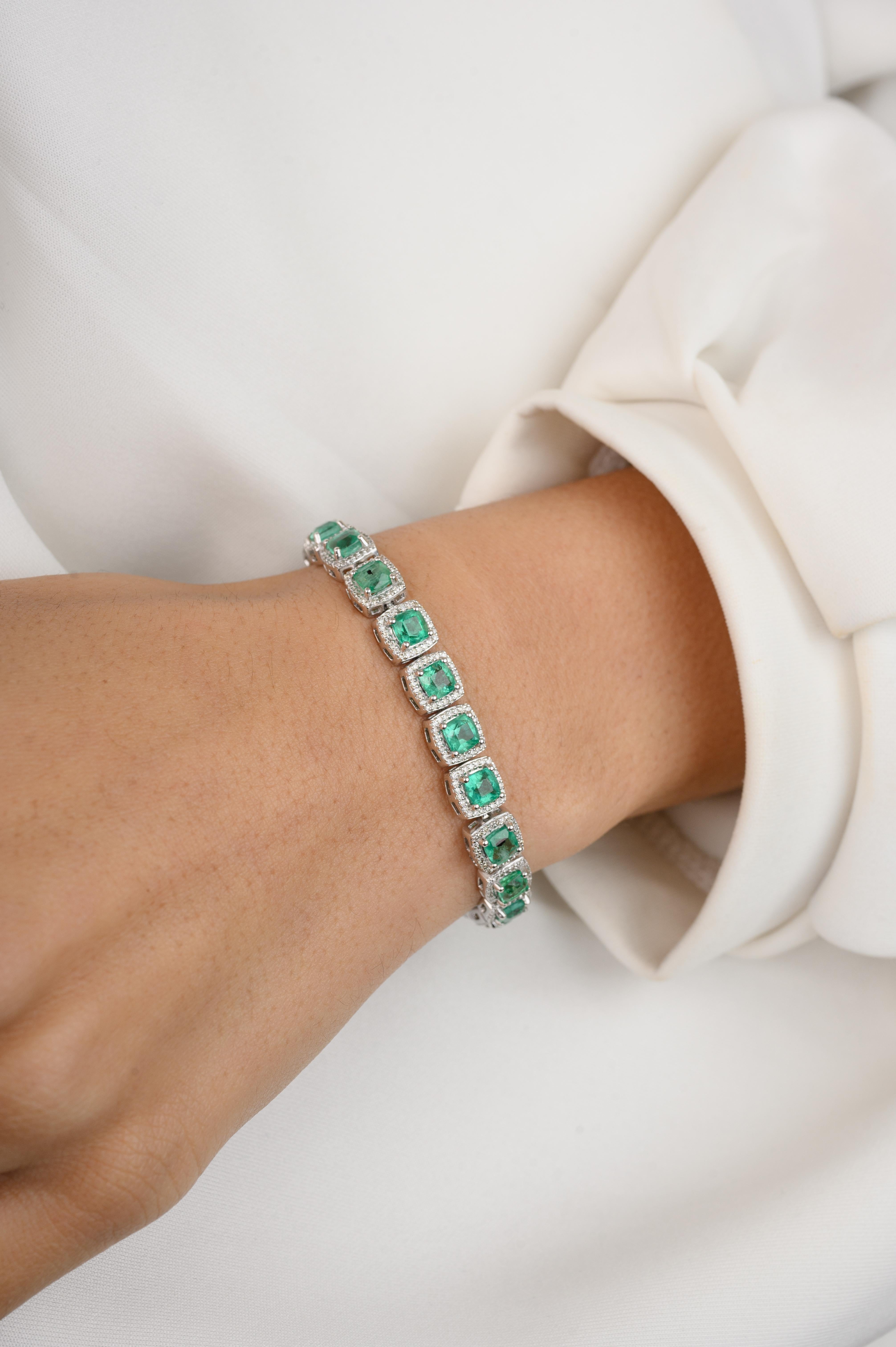 Ce bracelet de fiançailles Emerald Diamond Halo en or 18 carats met en valeur une émeraude naturelle à l'éclat infini, pesant 10,01 carats, et des diamants pesant 1,61 carats. Il mesure 7 pouces de long. 
L'émeraude renforce les capacités