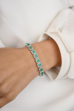 18k White Gold 10.01 Carats Emerald Diamond Halo Engagement Bracelet for Her