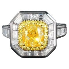 Anello con diamante giallo Vivid Diamonds da 1,007 carati con diamante taglio Baguette affusolato intorno
