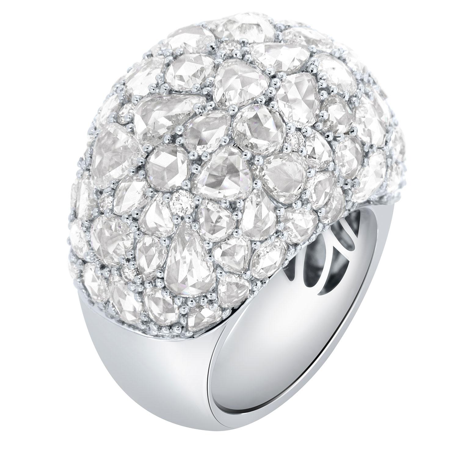 Dieser Ring zeigt eine gemischte Form von Diamanten im Rosenschliff, die mit gemeinsamen Zacken auf einer 15 mm breiten Ringkuppel gefasst sind. Die Höhe der Kuppel beträgt 15 mm.