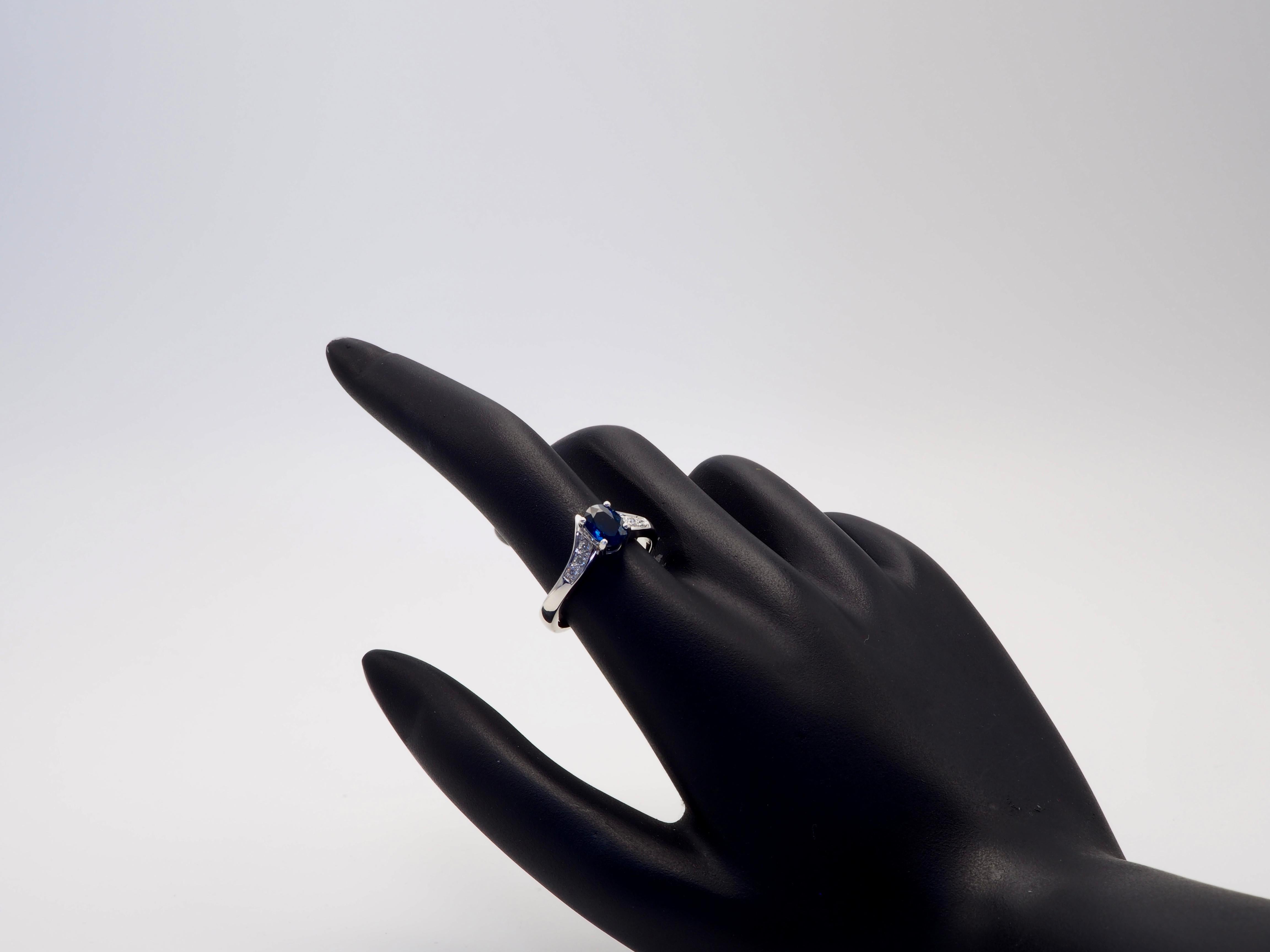 Women's 18K White Gold 1.00ct Blue Sapphire & 0.10ct Diamond Fine Chevron Ring For Sale