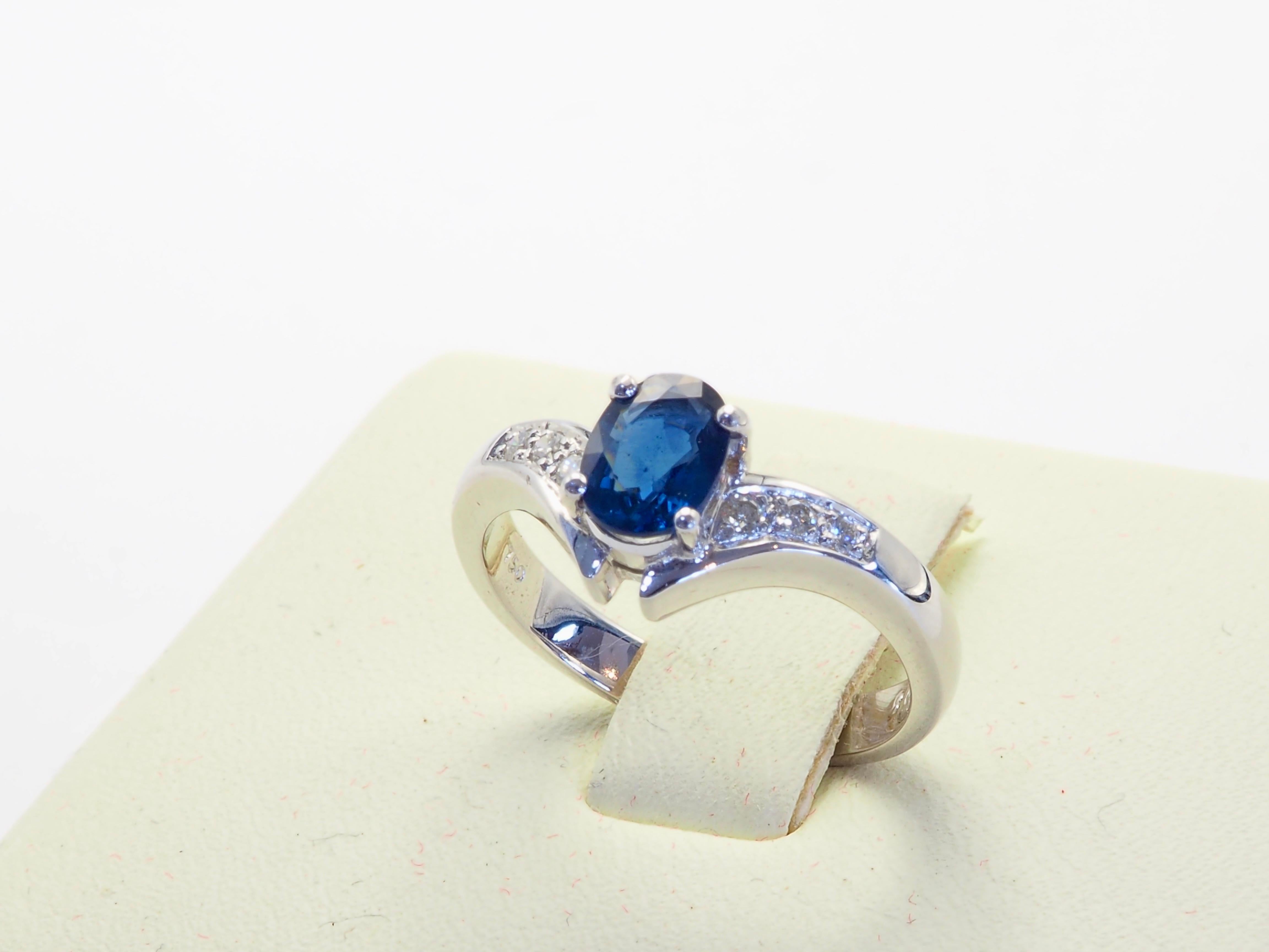 18K White Gold 1.00ct Blue Sapphire & 0.10ct Diamond Fine Chevron Ring For Sale 3