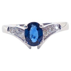 18 Karat Weißgold 1,00 Karat Blauer Saphir & 0,10 Karat Diamant Feiner Chevron Ring
