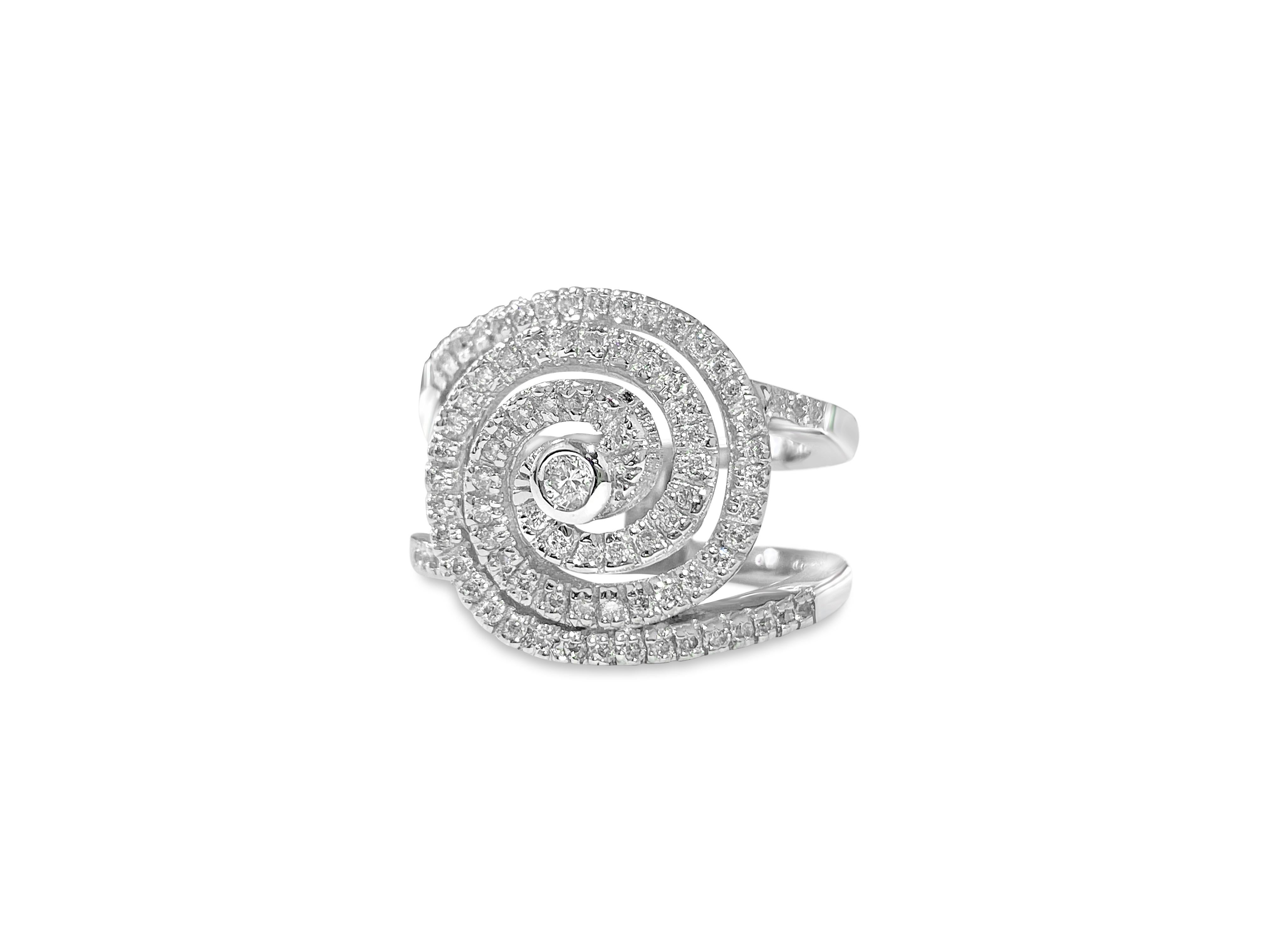 En oro blanco de 18 quilates, este exquisito anillo presenta 1,00 quilates de peso total de diamantes redondos de talla brillante con color G y claridad VS-SI. Todos los diamantes son 100% naturales y extraídos de la tierra, lo que crea un
