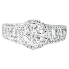Oro Blanco de 18k 1.00ctw Diamante Natural Brillante Redondo Halo y Corte Baguette Rin