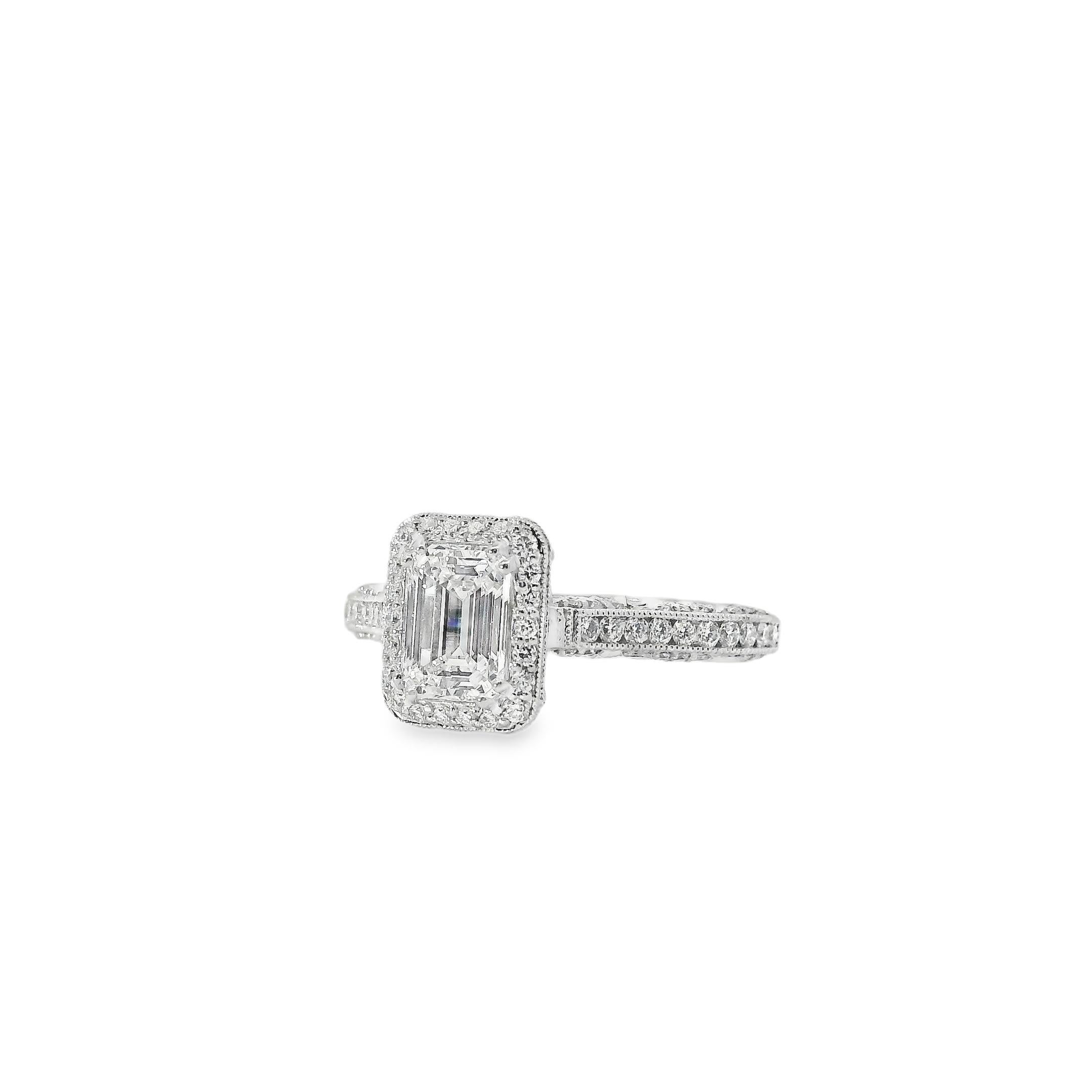 Este exquisito anillo de compromiso de oro blanco de 18 quilates exhibe un cautivador diamante natural de talla marquesa, certificado por el GIA por su excepcional calidad. El diamante central, de aproximadamente 1,01 quilates, es de color I y