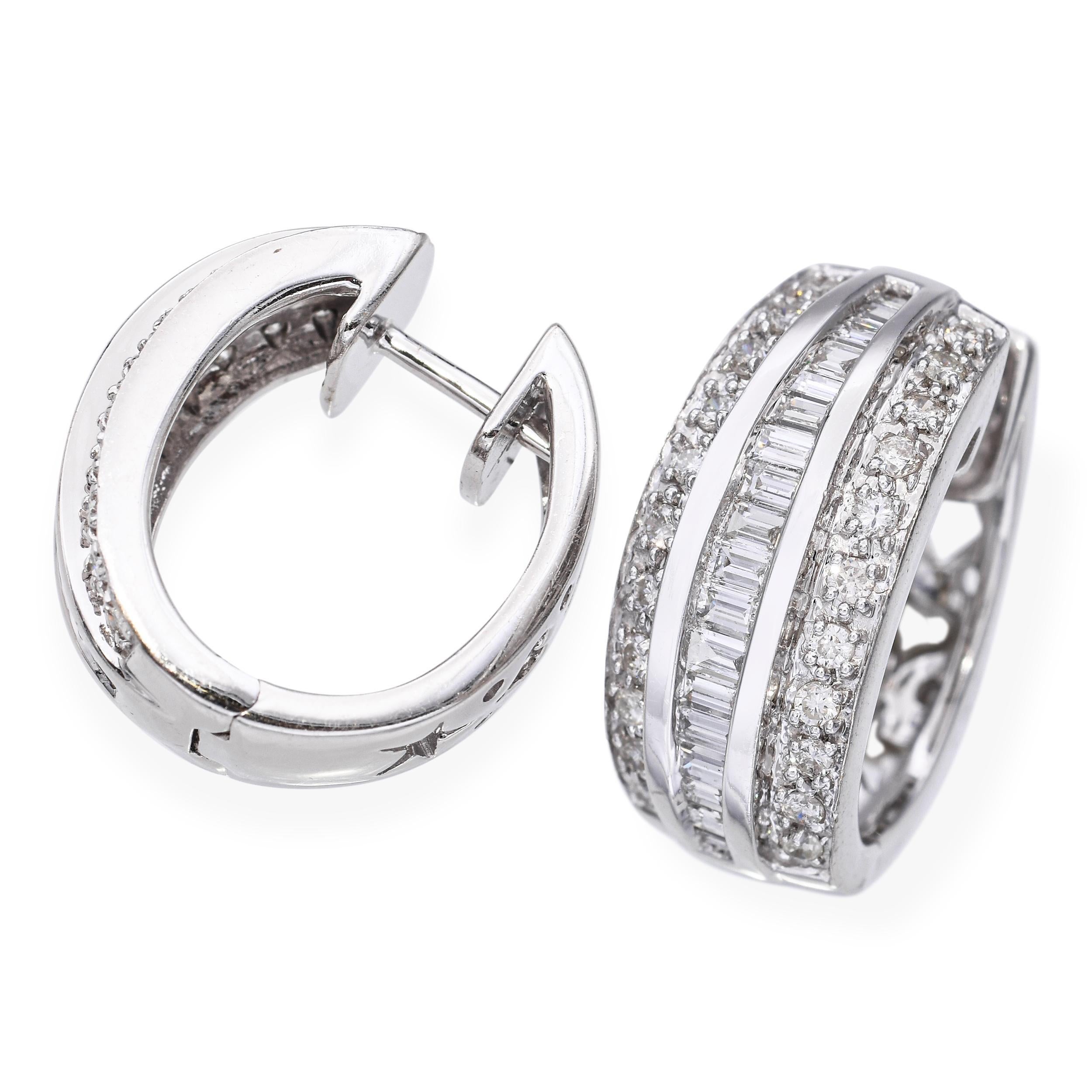 Une paire raffinée de boucles d'oreilles en or blanc 18k, serties d'un total de 1,01 carats de diamants. Les diamants sont sertis en canal, accentués par de délicats détails perlés et brillants sur les bords, ce qui confère à la paire un éclat