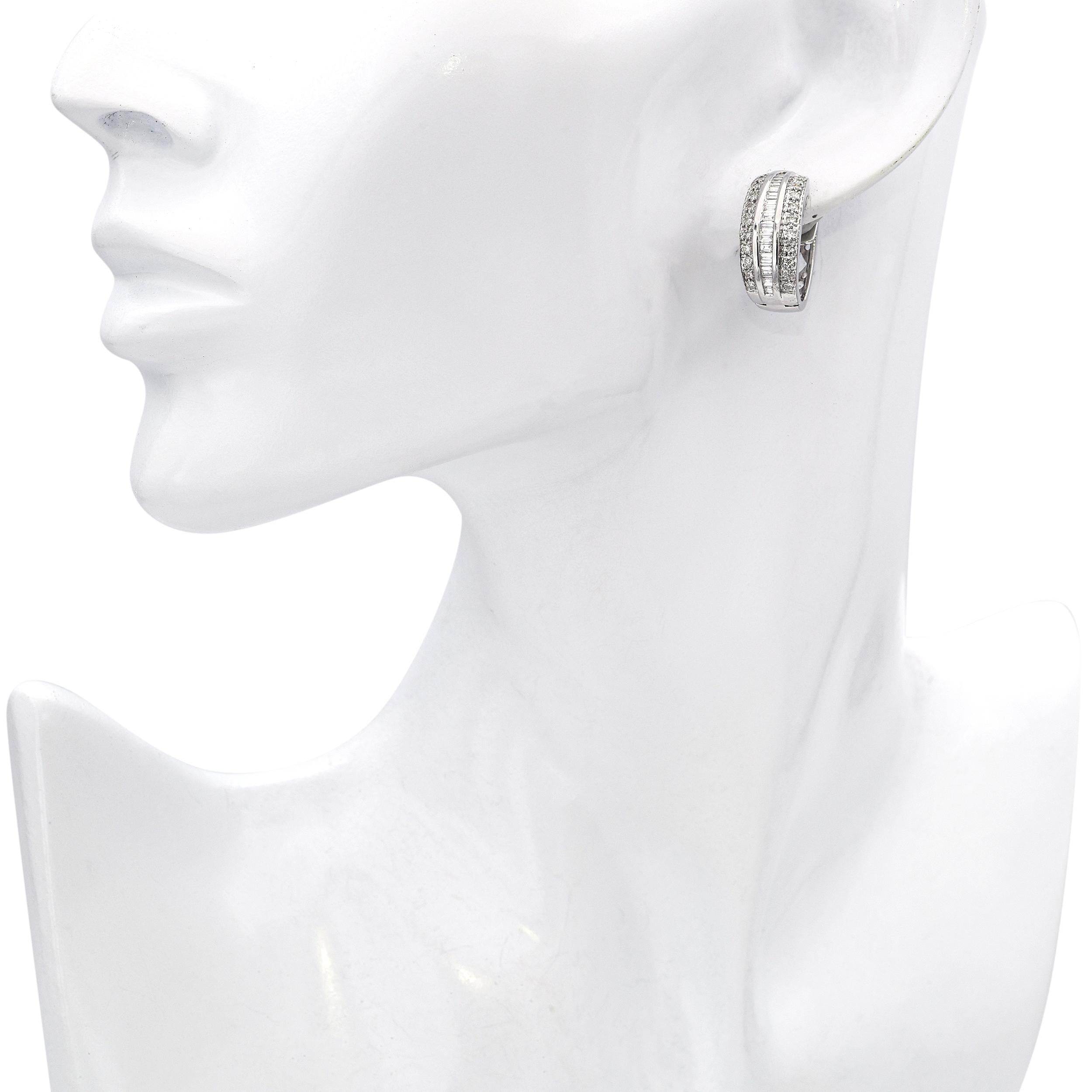 Boucles d'oreilles en or blanc 18k avec 1.01tcw de diamant Bon état - En vente à New York, NY