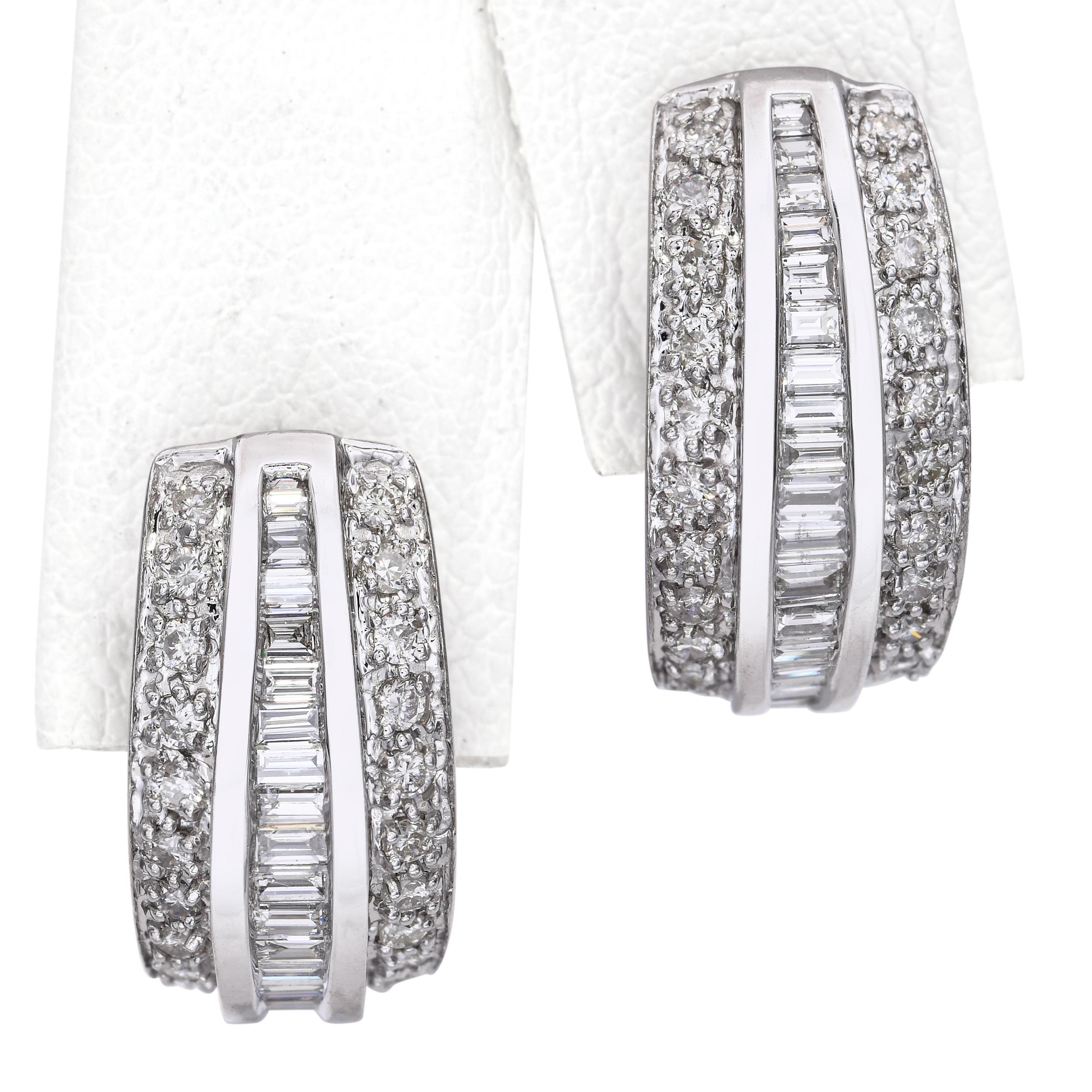 Boucles d'oreilles en or blanc 18k avec 1.01tcw de diamant en vente 1