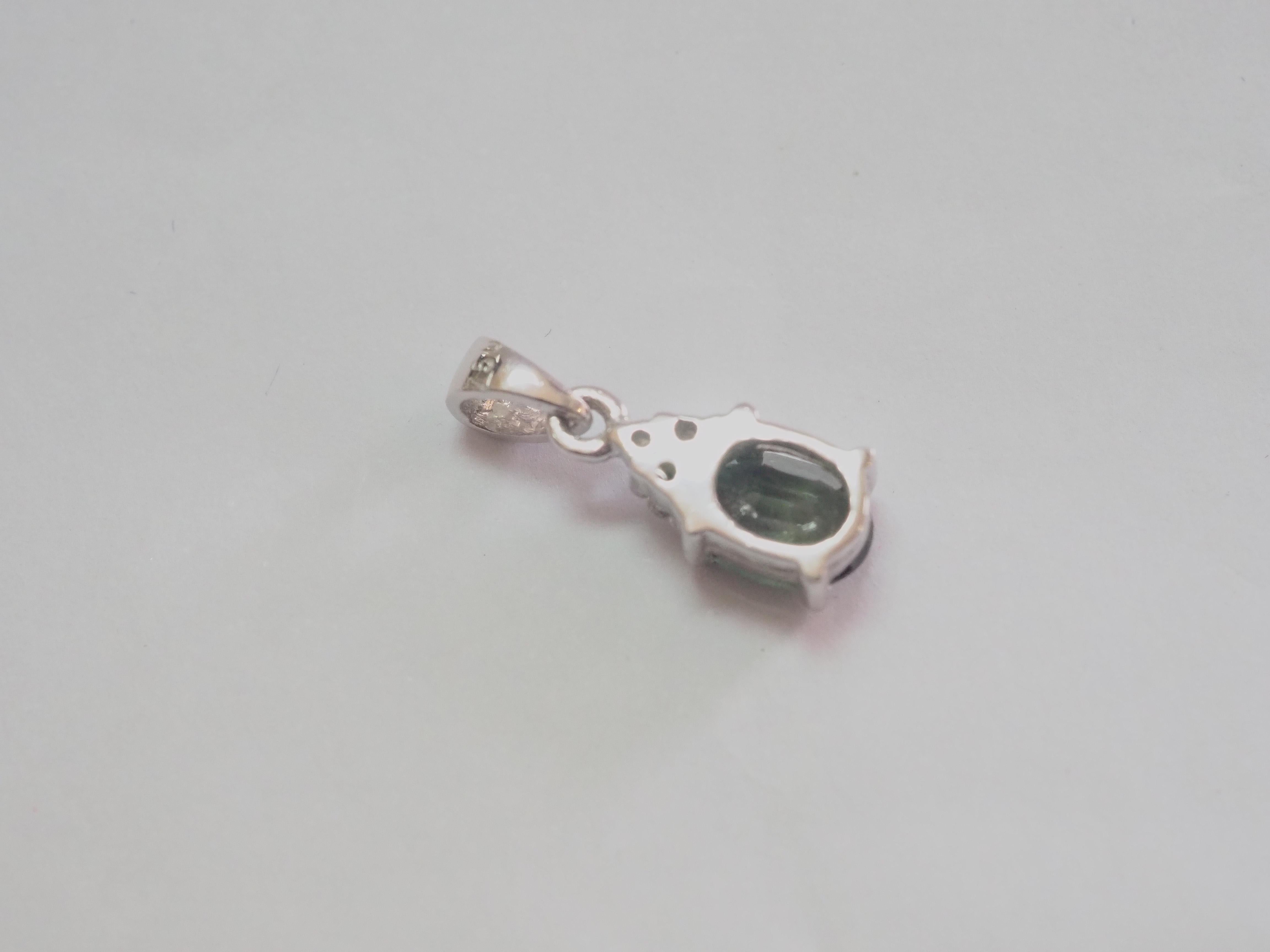 18K White Gold 1.02ct Green Sapphire & 0.05ct Diamond Pendant Enhancer In New Condition For Sale In เกาะสมุย, TH