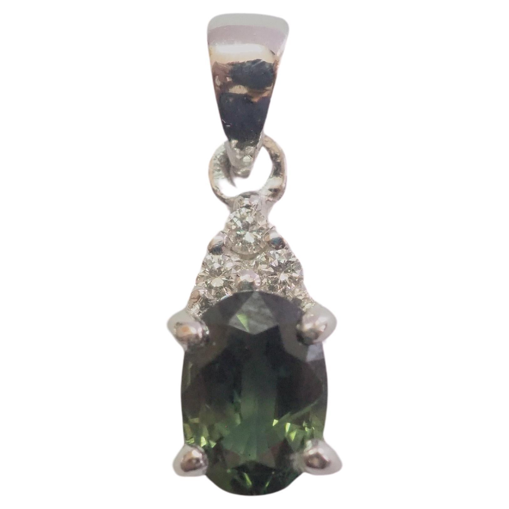 Pendentif en or blanc 18 carats, saphir vert 1,02 carat et diamant 0,05 carat