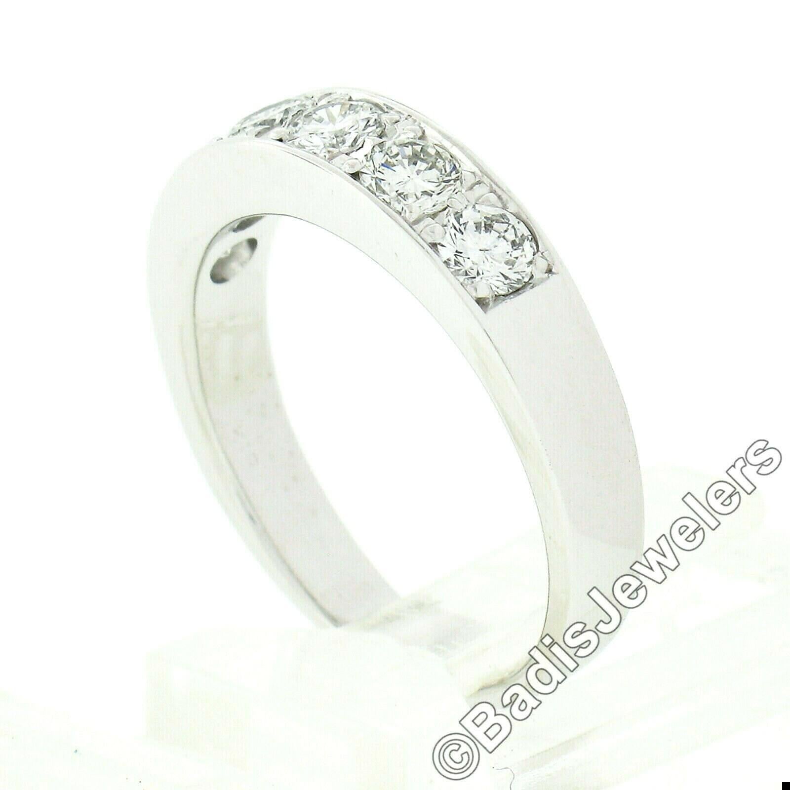 18K White Gold 1.02ctw Round Pave Diamond Classic Polished Wedding Band Ring In Excellent Condition For Sale In Montclair, NJ