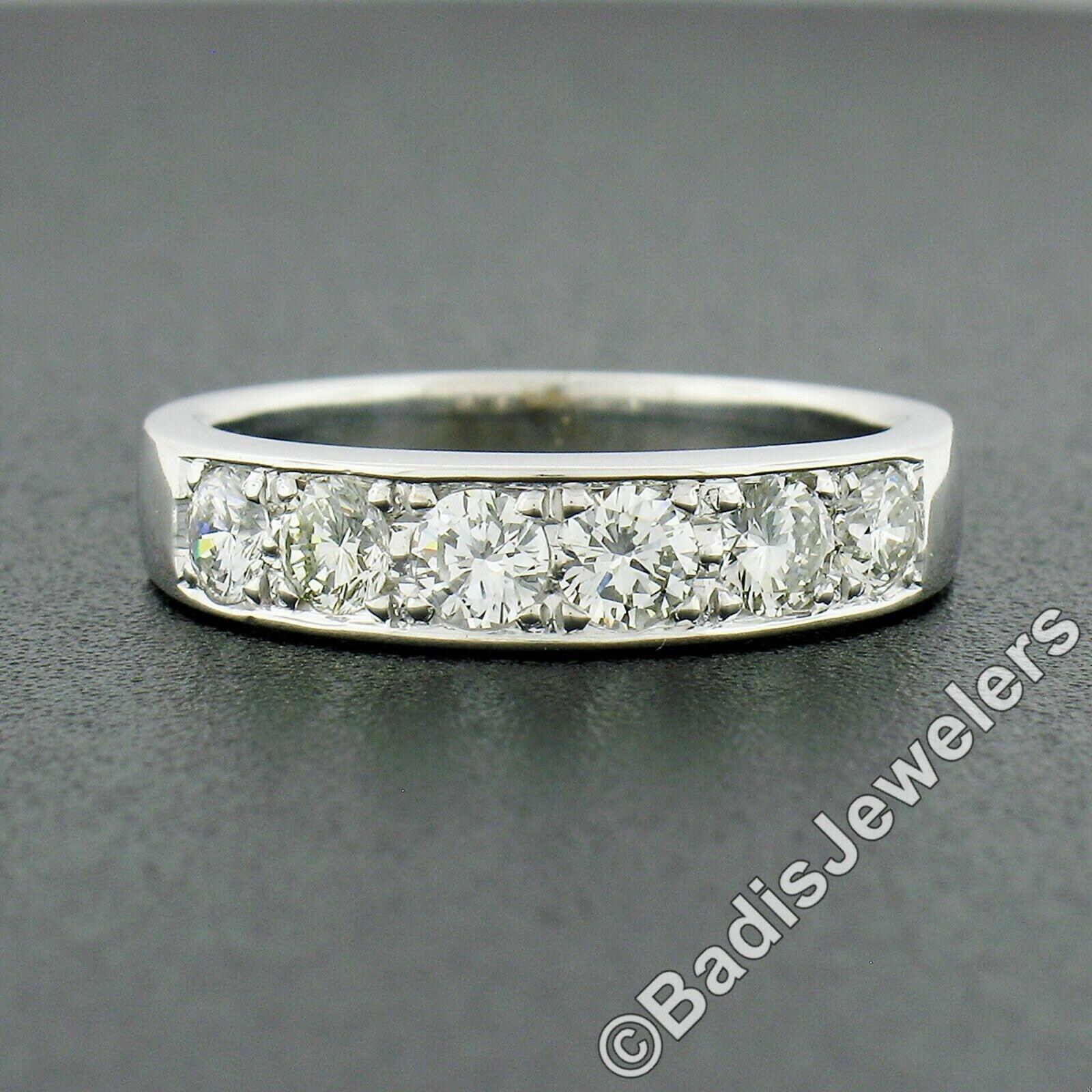 18K White Gold 1.02ctw Round Pave Diamond Classic Polished Wedding Band Ring For Sale 1