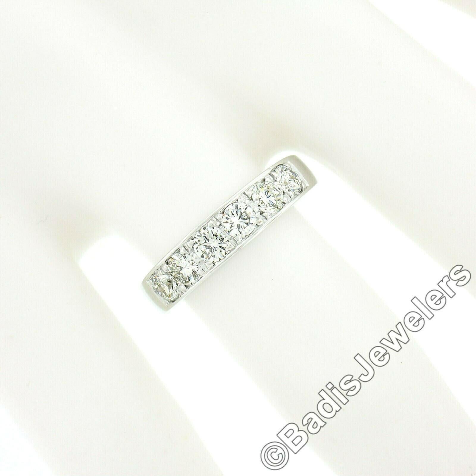 18K White Gold 1.02ctw Round Pave Diamond Classic Polished Wedding Band Ring For Sale 2