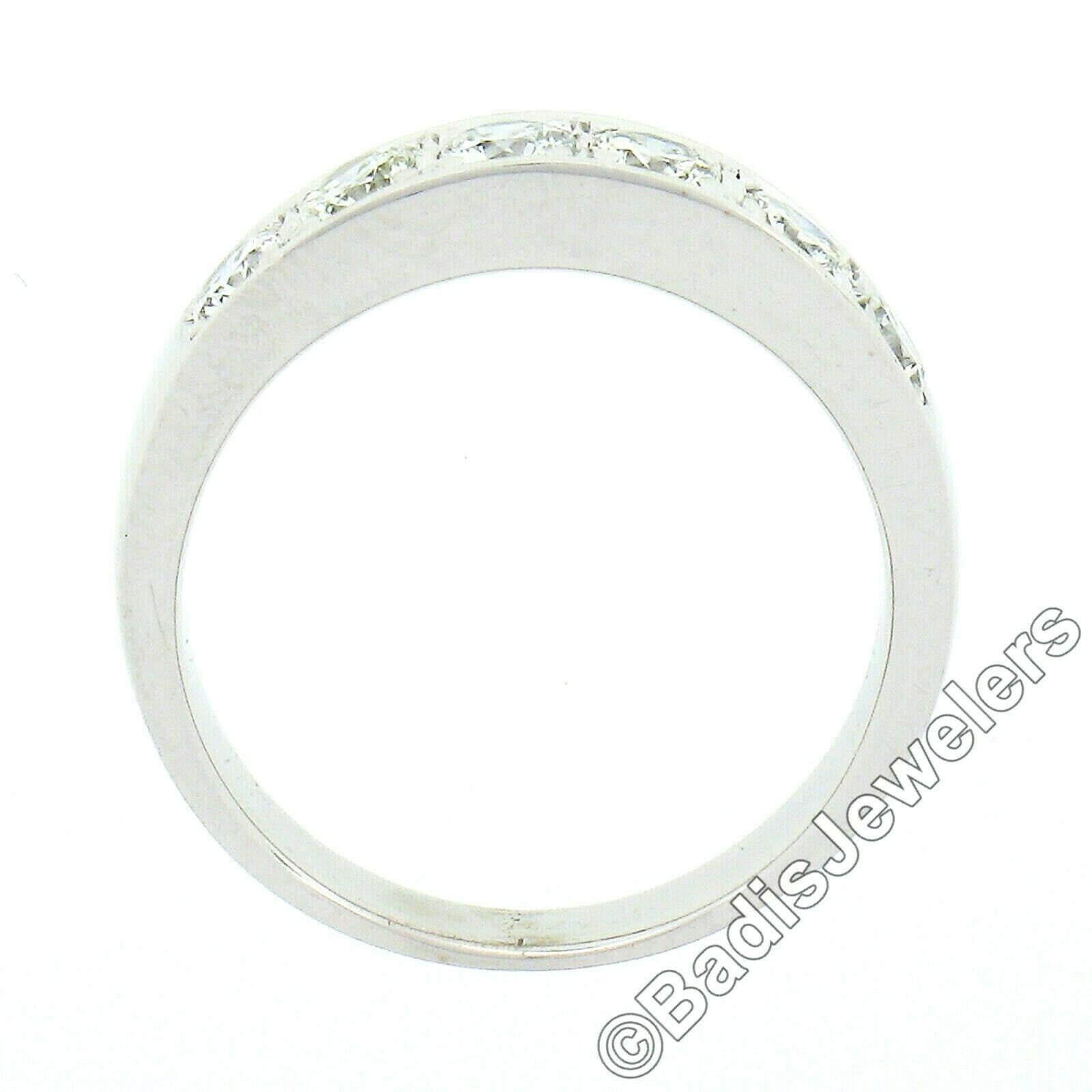 18K White Gold 1.02ctw Round Pave Diamond Classic Polished Wedding Band Ring For Sale 3