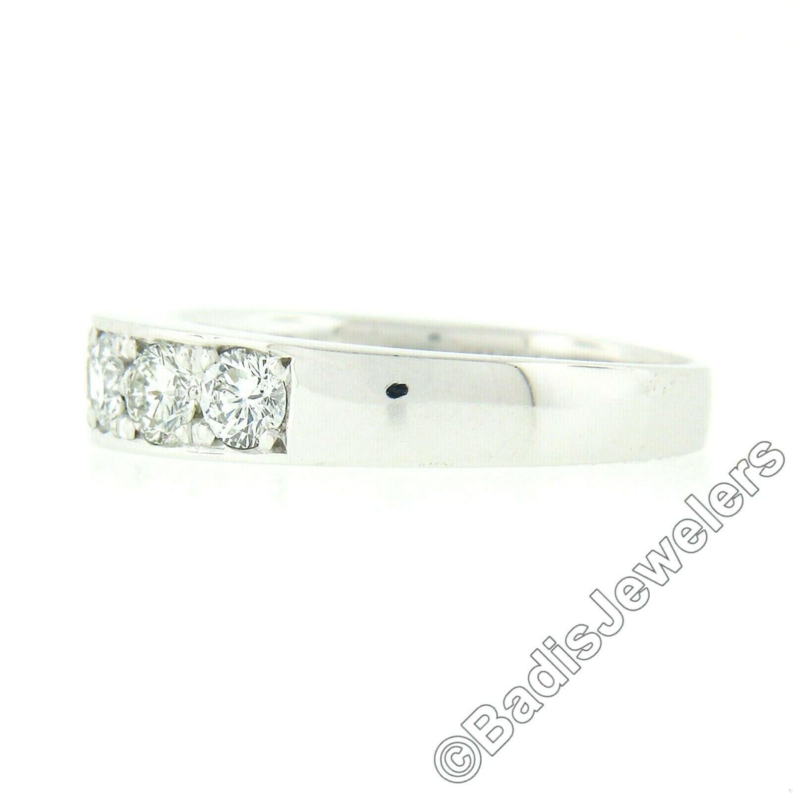 18K White Gold 1.02ctw Round Pave Diamond Classic Polished Wedding Band Ring For Sale 4