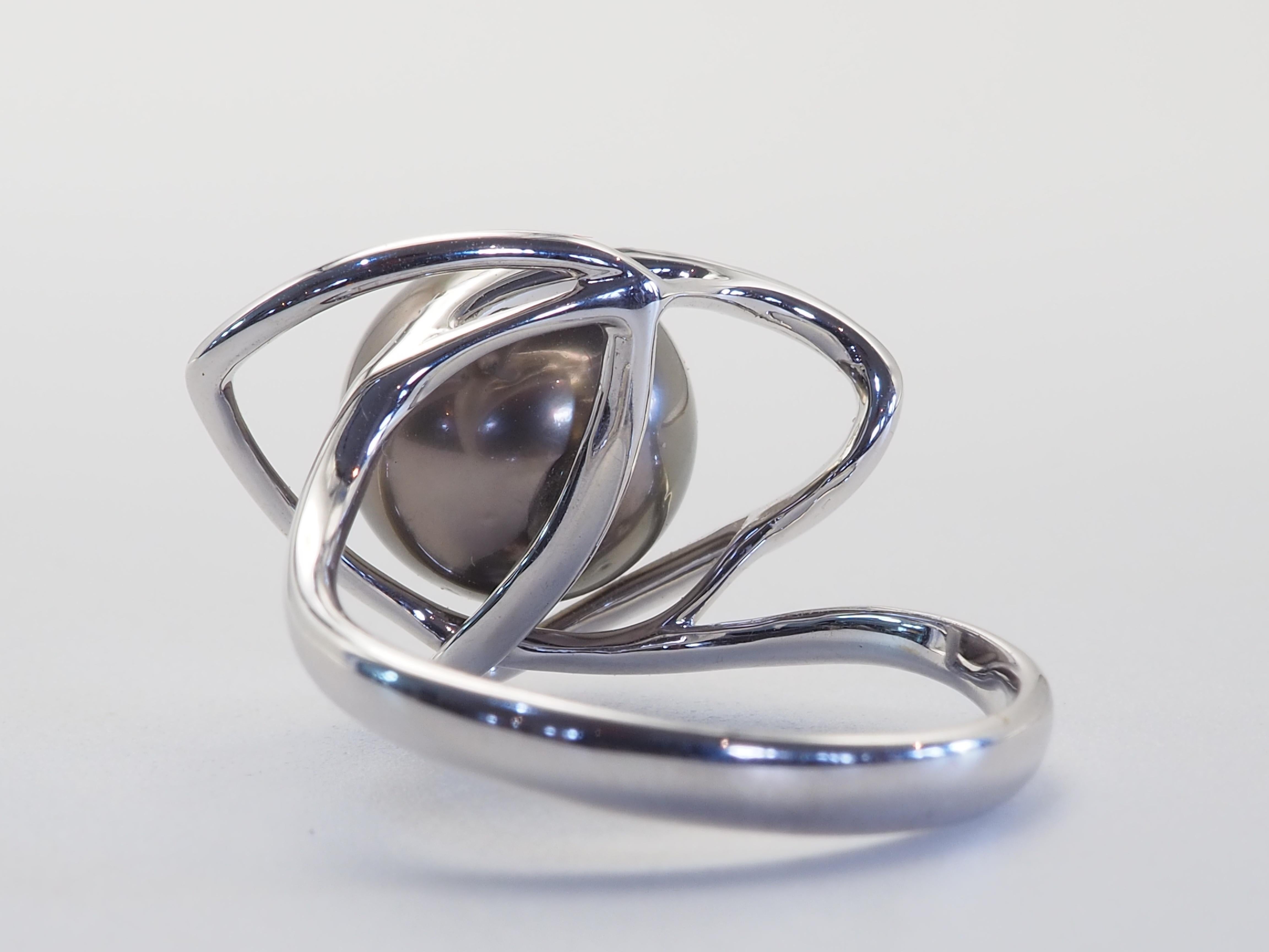Round Cut 18K White Gold 10.2mm Tahiti Pearl & 0.08ct Diamonds Sculptural Ring For Sale