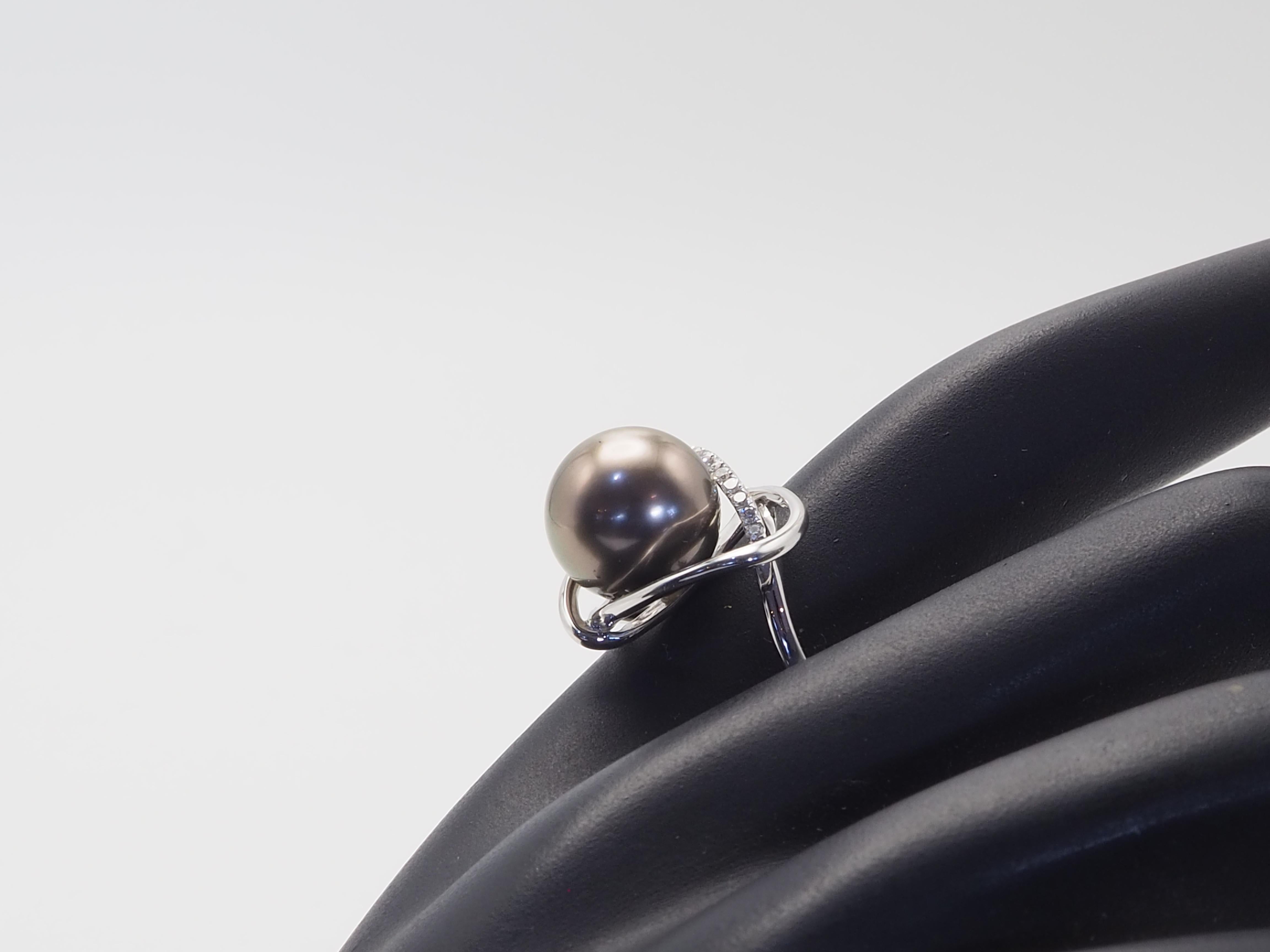 18K White Gold 10.2mm Tahiti Pearl & 0.08ct Diamonds Sculptural Ring For Sale 3