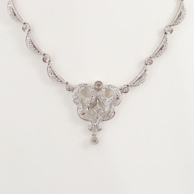 Item Details

Materials:	18K White Gold
Chain Type:	Fancy Link
Necklace Length:	17.50