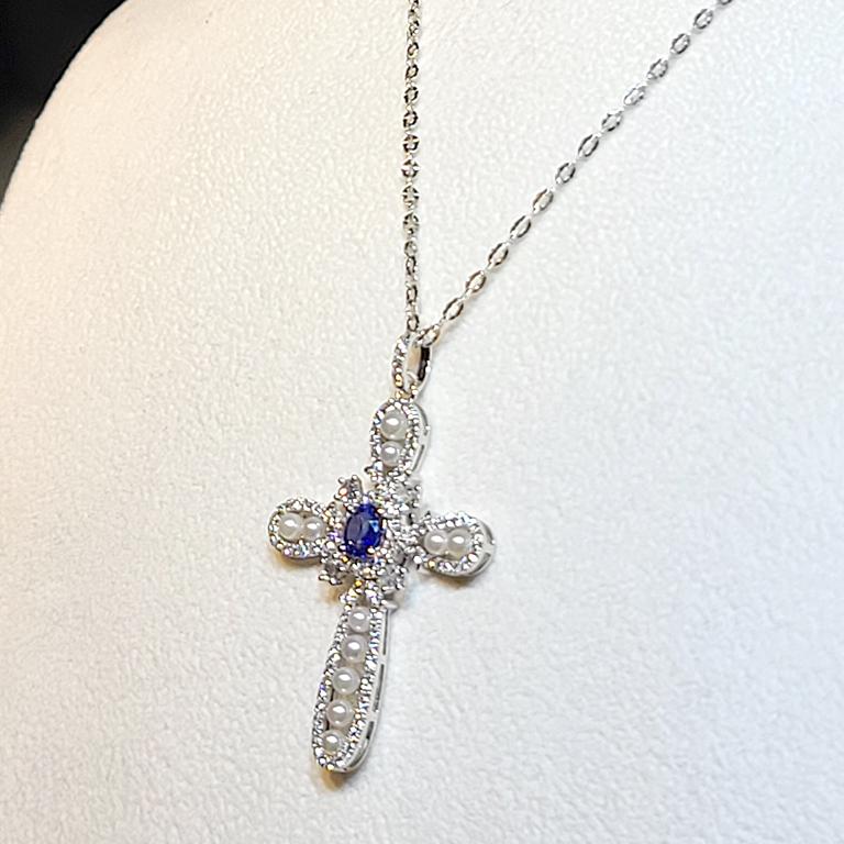 Modern 18 Karat White Gold 1.03 Carat Sapphire Pearl and Diamond Pendant with Chain For Sale