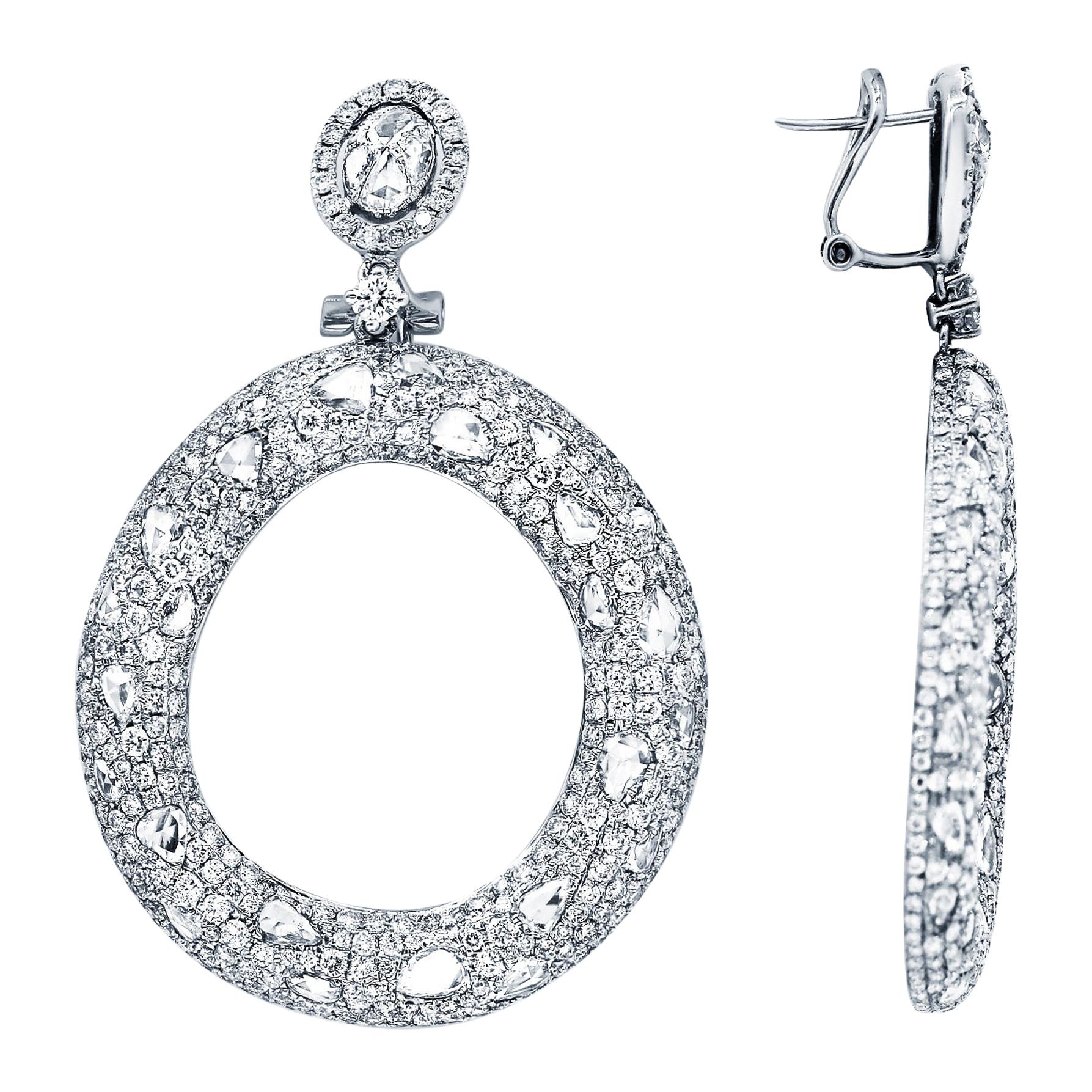 Boucles d'oreilles Fashion en or blanc et diamant taillé en rose

Boucles d'oreilles en or blanc 18 carats avec 10,50 carats de diamants taillés en rose

Spécifications des diamants :
Couleur F/G, clarté SI 

Ce produit est accompagné d'un