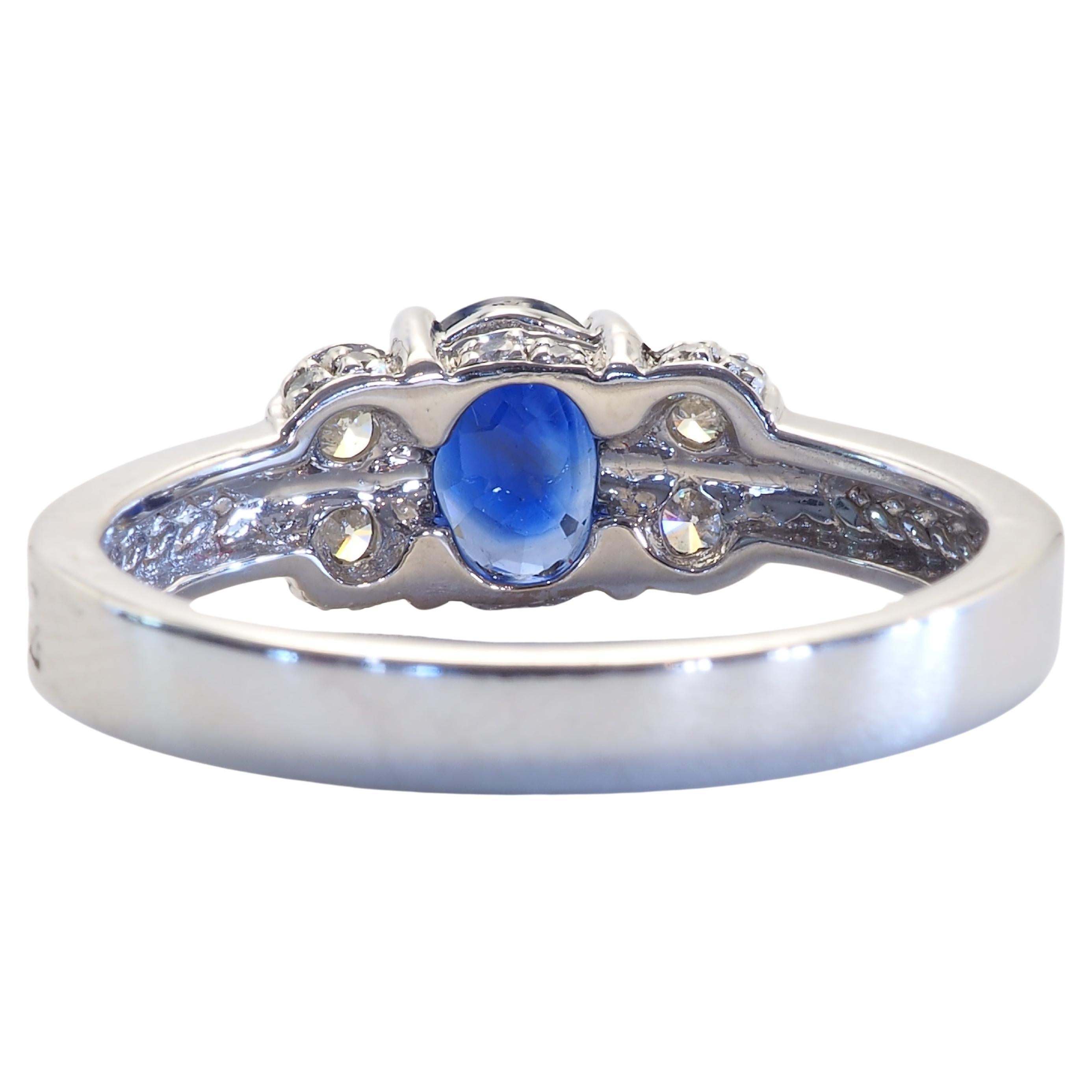 Imitation du milieu du siècle avec une gravure complexe sur la bande, ainsi que de petits diamants sertis sur la couronne. 4 gros diamants joliment sertis sur le devant et enfin le saphir bleu thaïlandais ovale avec une ligne de soie spectaculaire