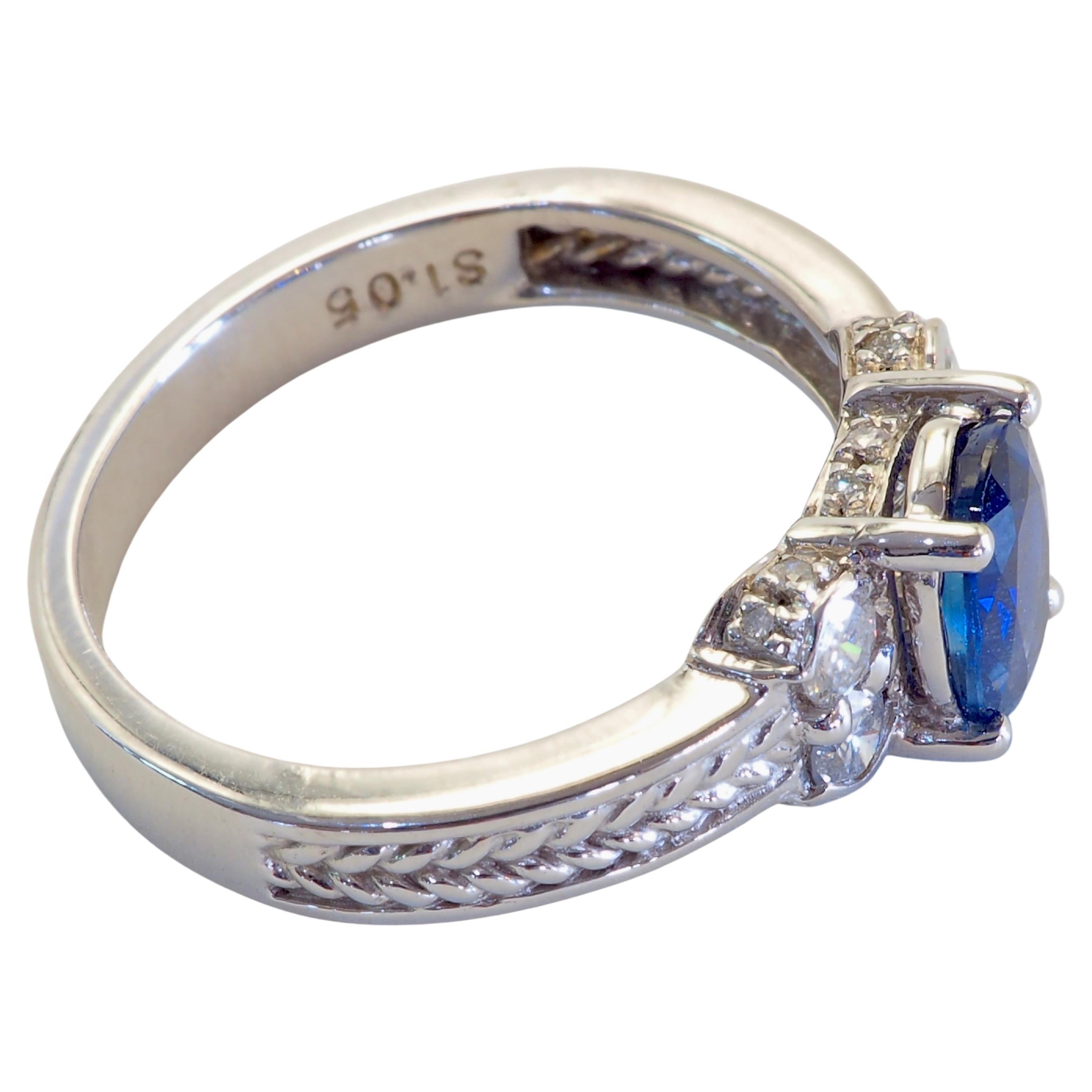 Taille ovale Bague de style mi-siècle moderne en or blanc 18 carats, saphir bleu 1,05 carat et diamant 0,30 carat en vente