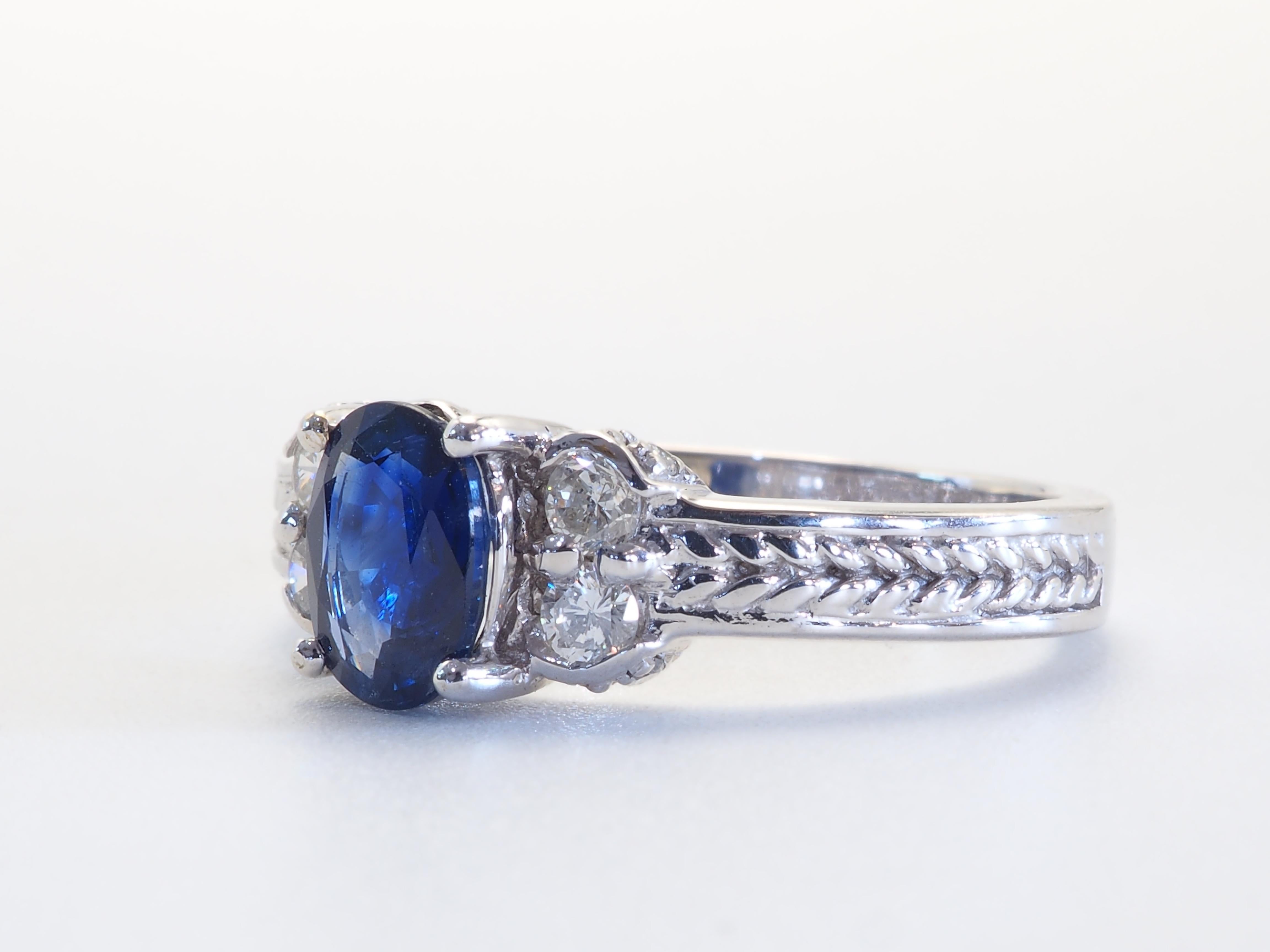 Bague de style mi-siècle moderne en or blanc 18 carats, saphir bleu 1,05 carat et diamant 0,30 carat Neuf - En vente à เกาะสมุย, TH