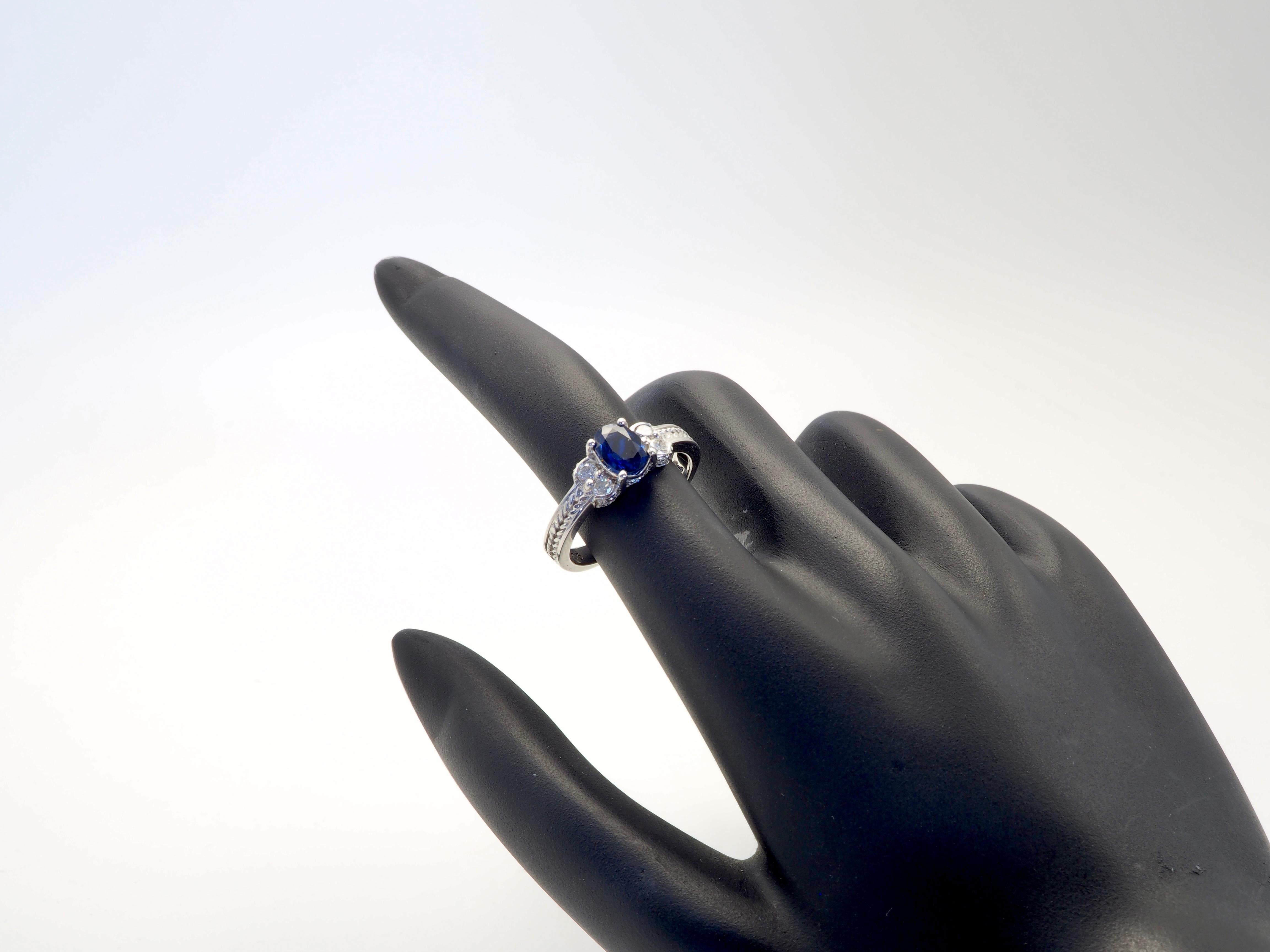Bague de style mi-siècle moderne en or blanc 18 carats, saphir bleu 1,05 carat et diamant 0,30 carat Pour femmes en vente