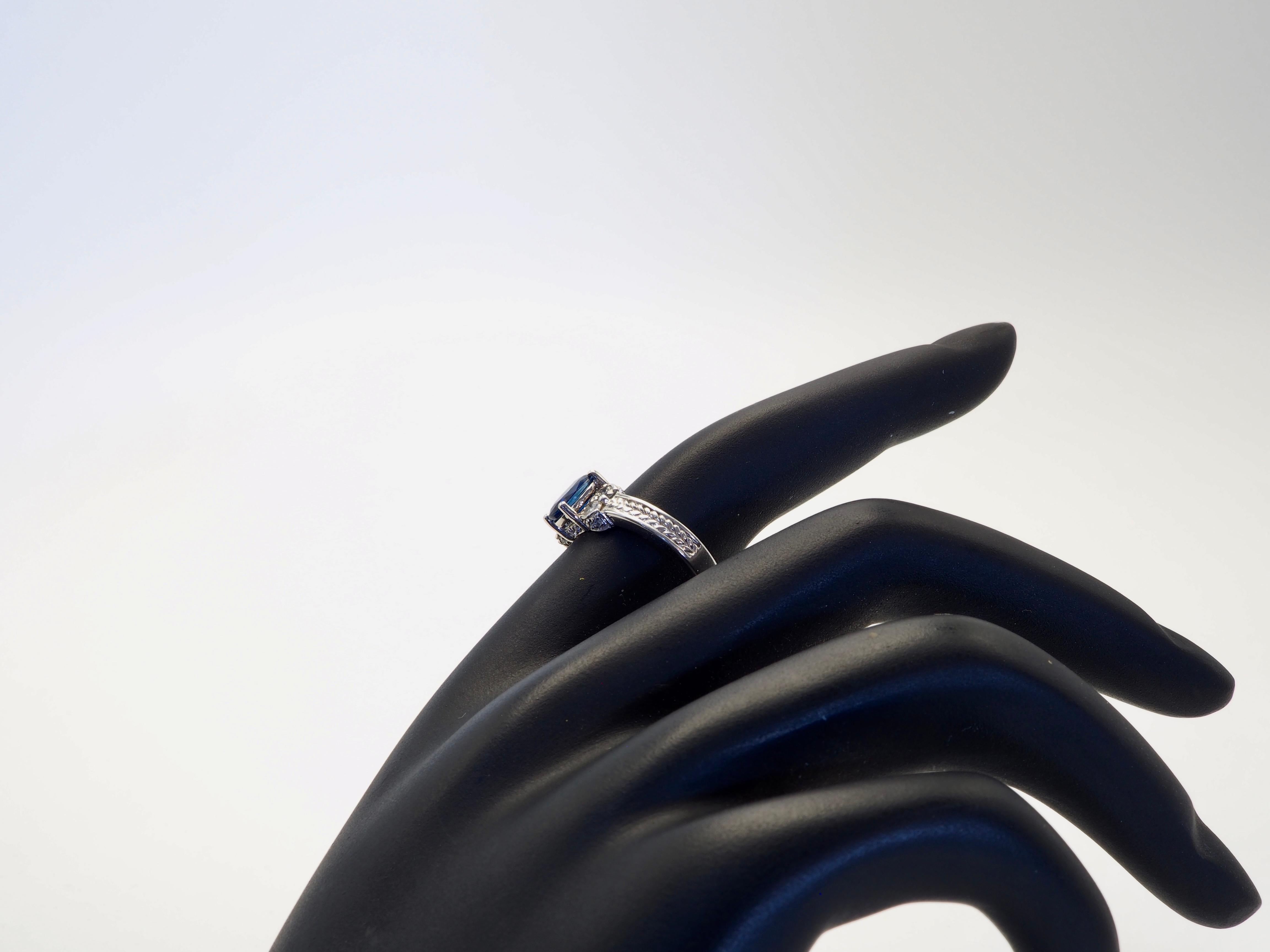 Bague de style mi-siècle moderne en or blanc 18 carats, saphir bleu 1,05 carat et diamant 0,30 carat en vente 1