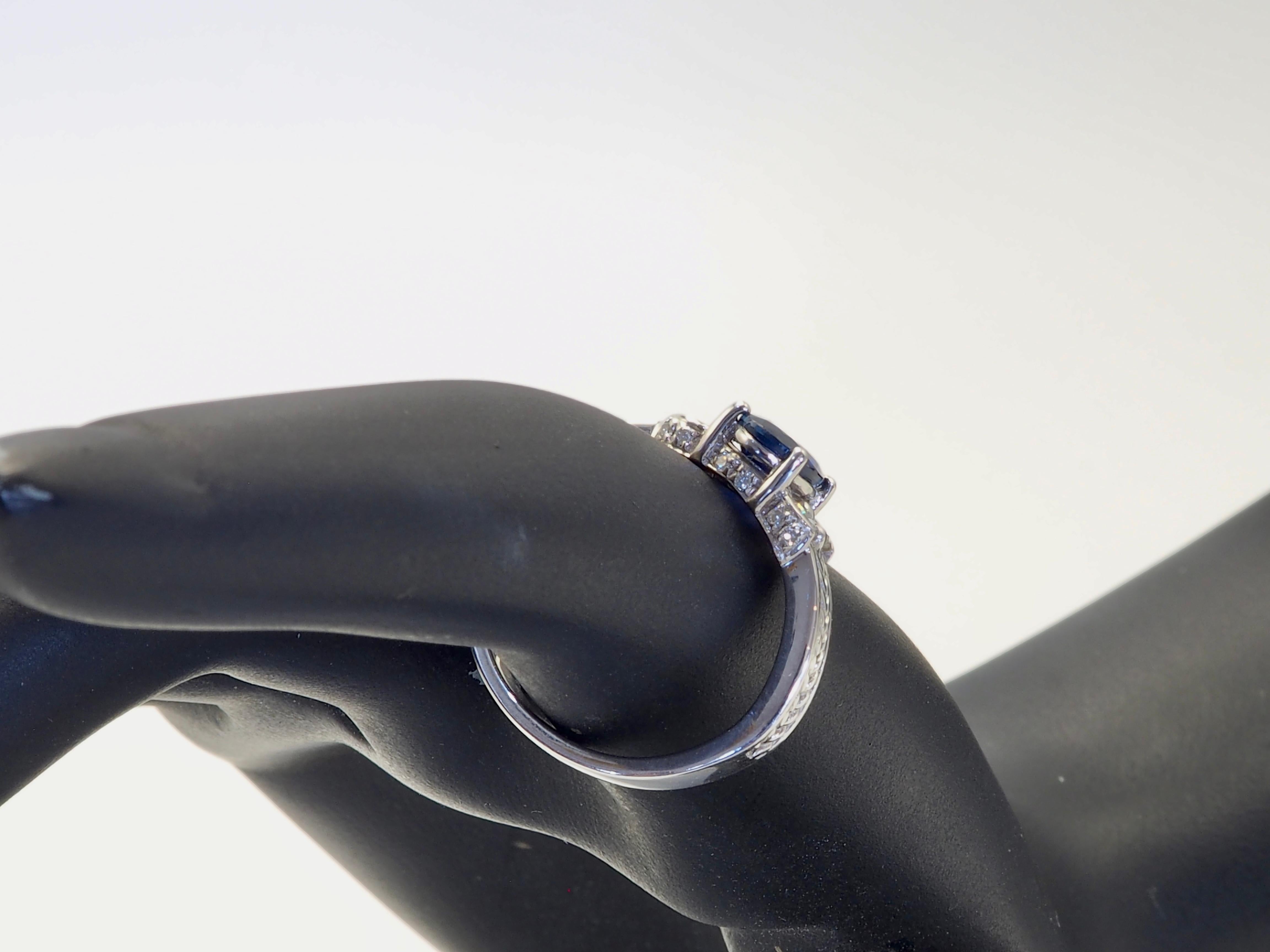 Bague de style mi-siècle moderne en or blanc 18 carats, saphir bleu 1,05 carat et diamant 0,30 carat en vente 2