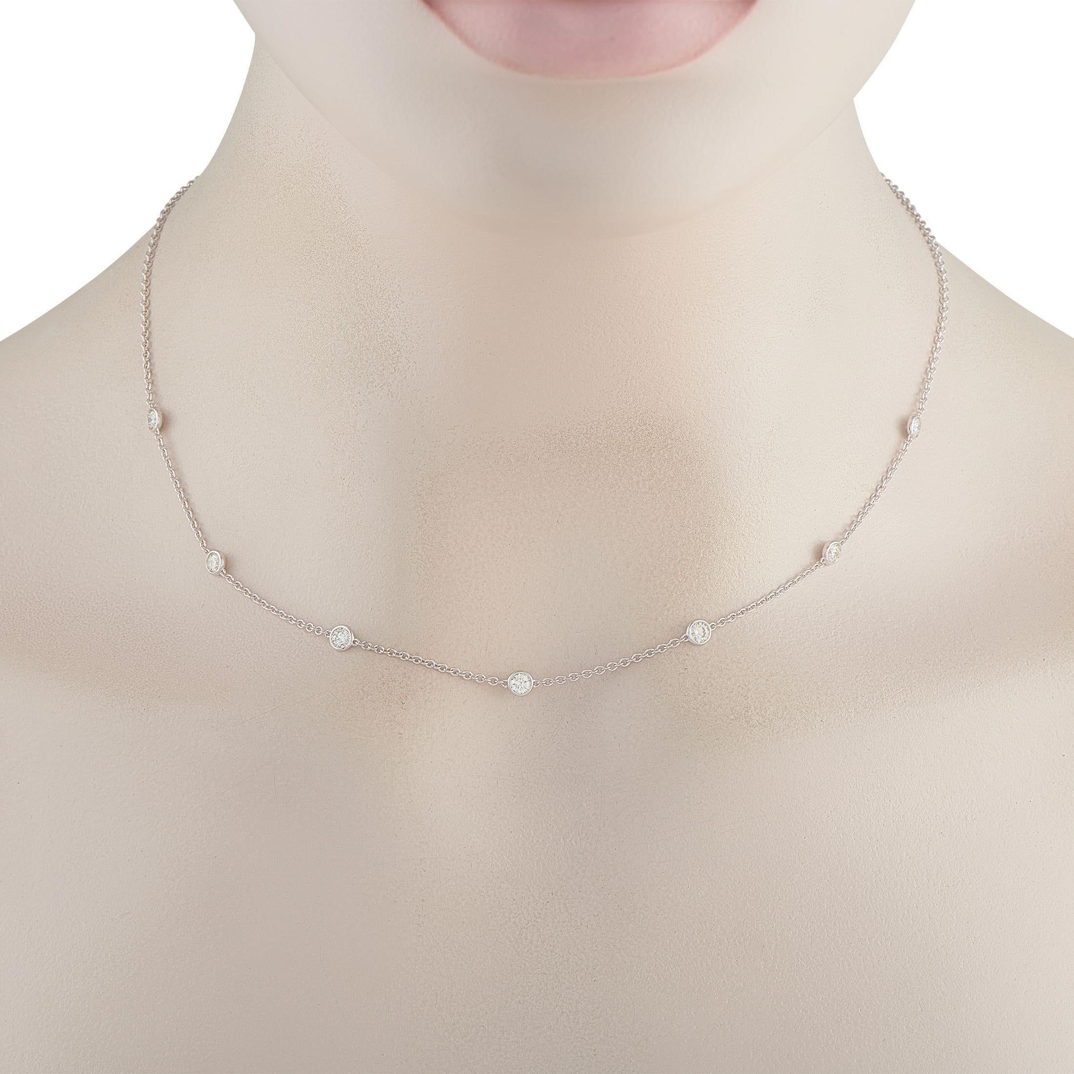 Una serie di Eleg per un totale di 1,05 carati aggiunge la quantità perfetta di scintille a questa collana semplice ed elegante. Ideale da indossare tutti i giorni, è realizzato in oro bianco 18 carati e misura 17 di lunghezza. Questo gioiello è