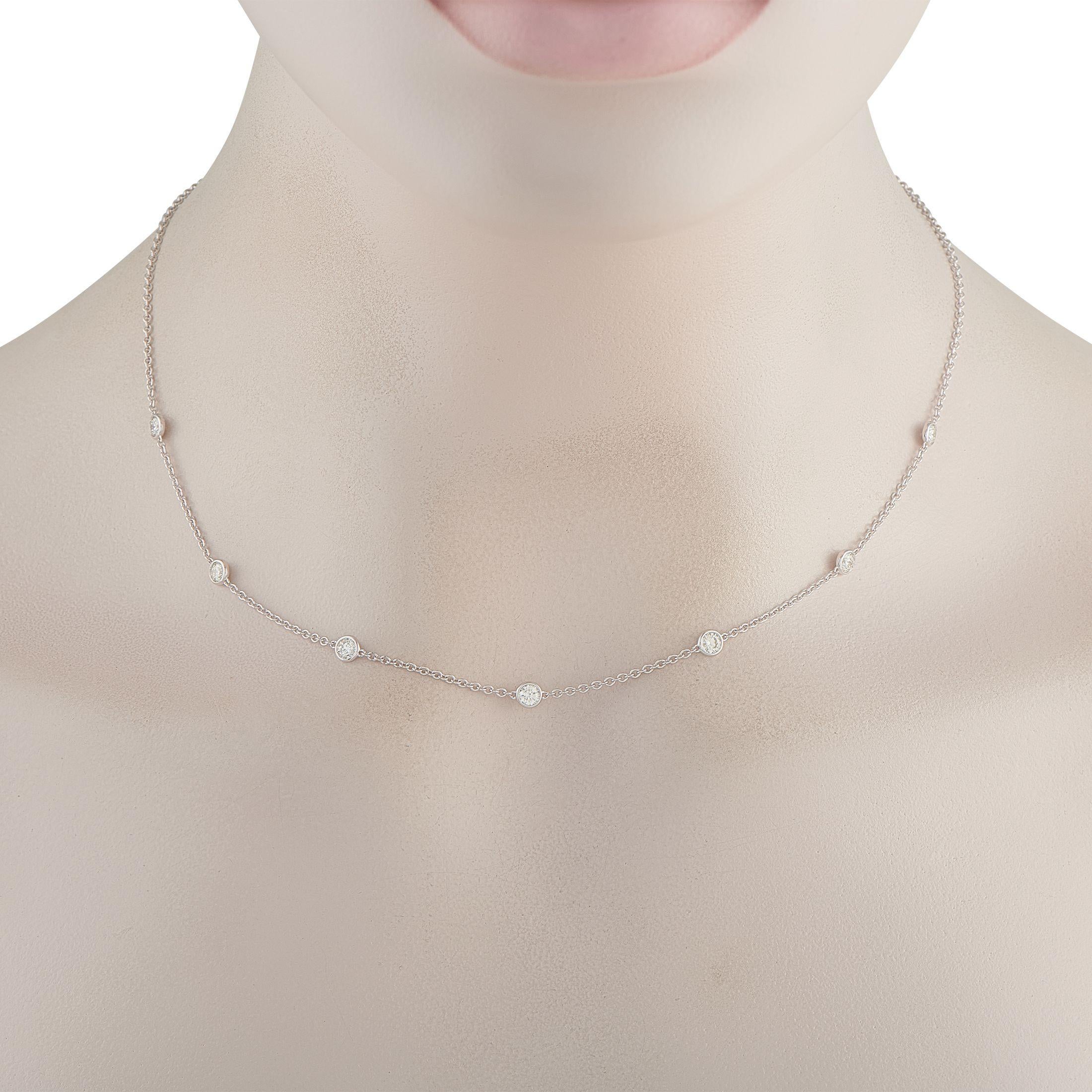 Este collar posee un elegante y sobrio sentido del estilo. Engastada en oro blanco de 18 quilates, la cadena de 17 está realzada por una serie de diamantes engastados en bisel con un peso total de 1,05 quilates.Esta pieza de joyería se ofrece en