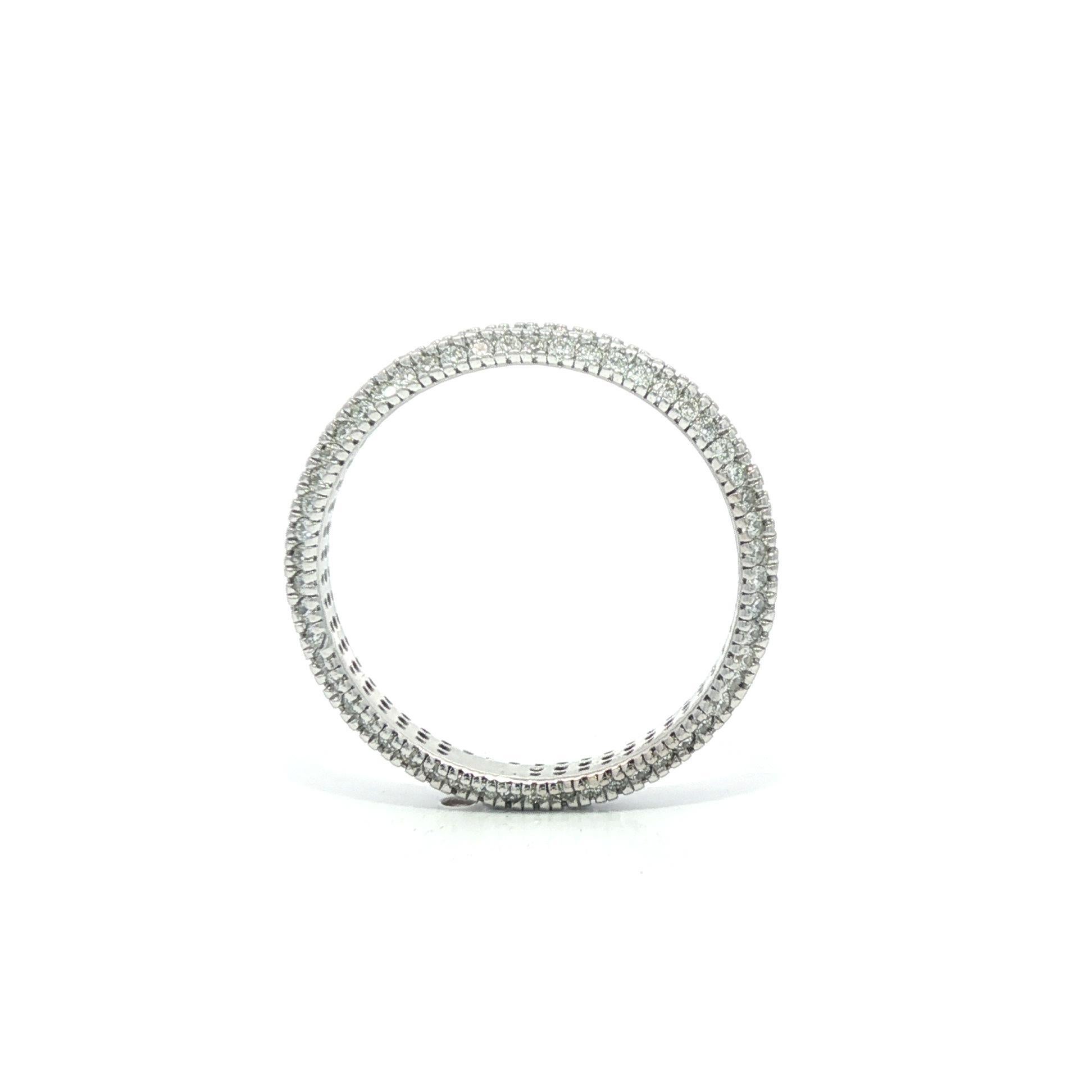 --Pierre(s) :...
Nombreux diamants naturels authentiques - taille ronde brillante - serti clos - beaux diamants blancs brillants
Poids total en carats : 1,05 (environ)

MATERIAL : Or blanc massif 18k
Poids : 2,25 grammes
Taille de la bague : 7.5