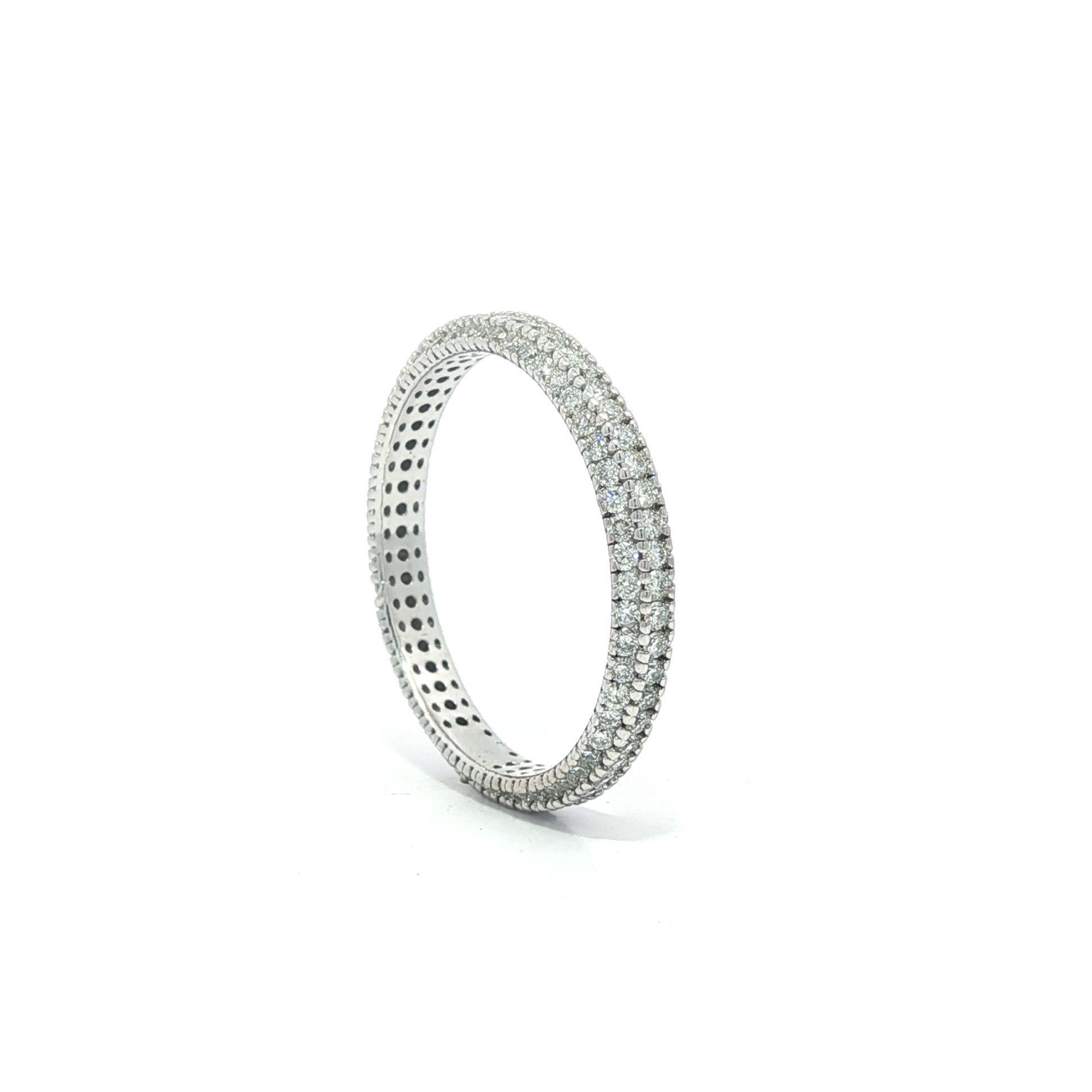 Taille brillant Or blanc 18k 1.05ctw Pave Diamond 3 Row Eternity Band Stackable Ring en vente