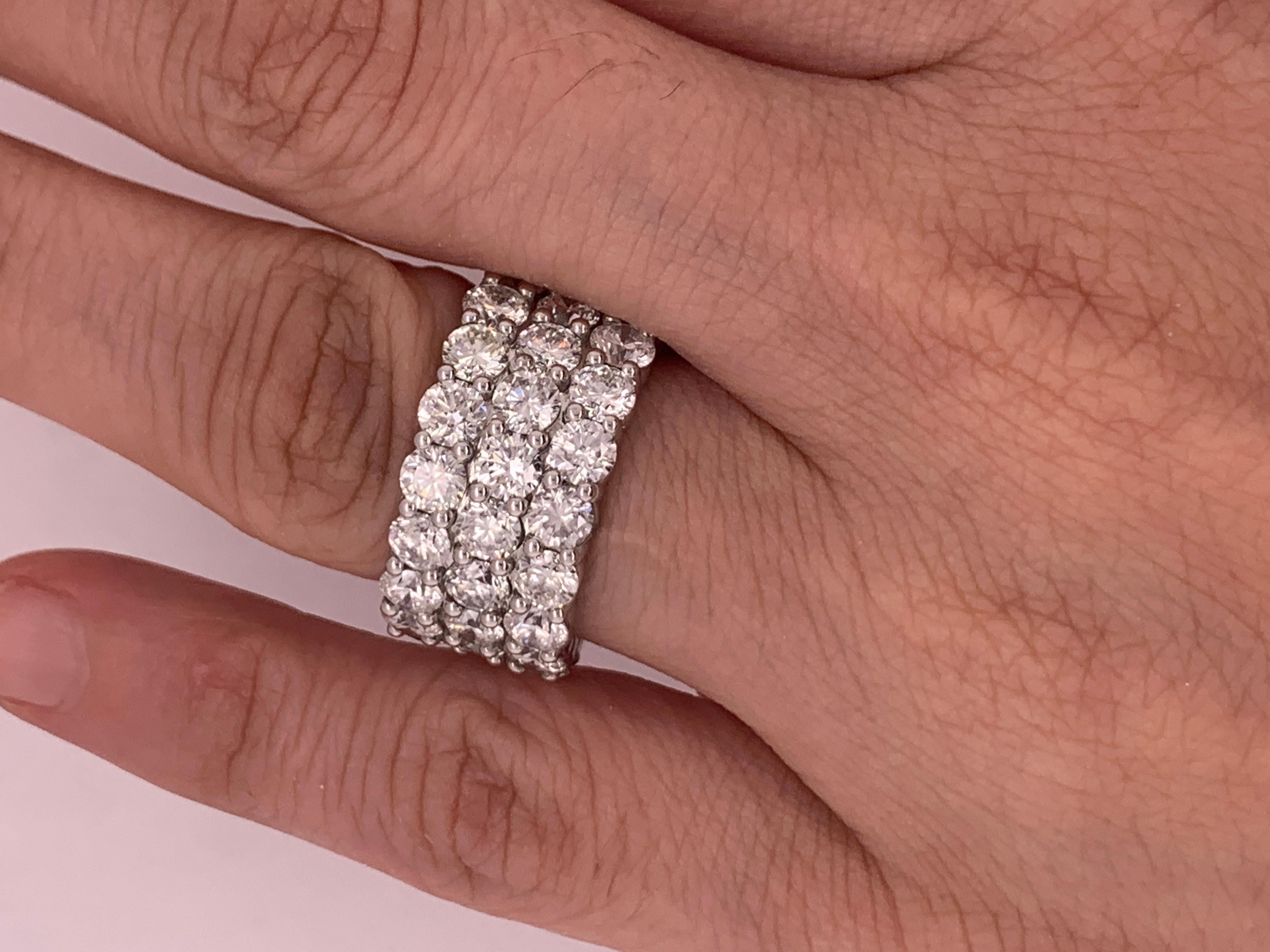 Three row diamond eternity band
18K white gold wedding band with 10.60 carats of round brilliant cut diamonds
Width: 0.8
