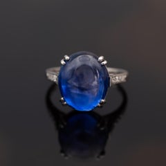 Anillo de diamantes con zafiro de Ceilán de 10,67 quilates en cabujón, de oro blanco de 18 quilates
