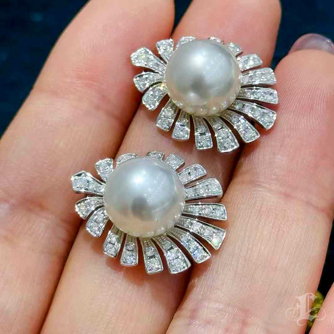 【Crown Radiance】Radiant Bloom Aurora South Sea Pearl Diamond Earrings For Sale 3