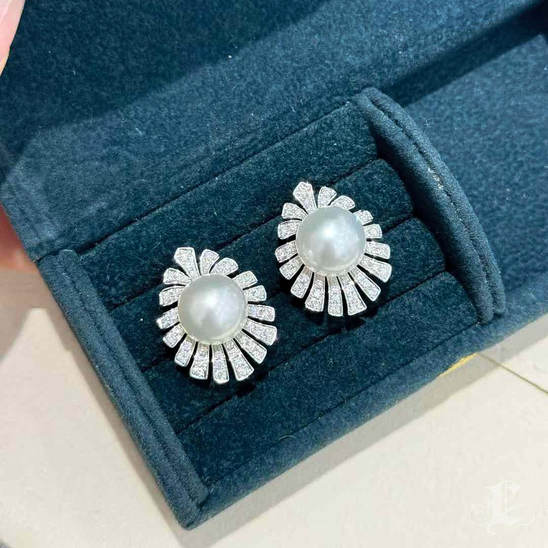 【Crown Radiance】Radiant Bloom Aurora South Sea Pearl Diamond Earrings For Sale 5