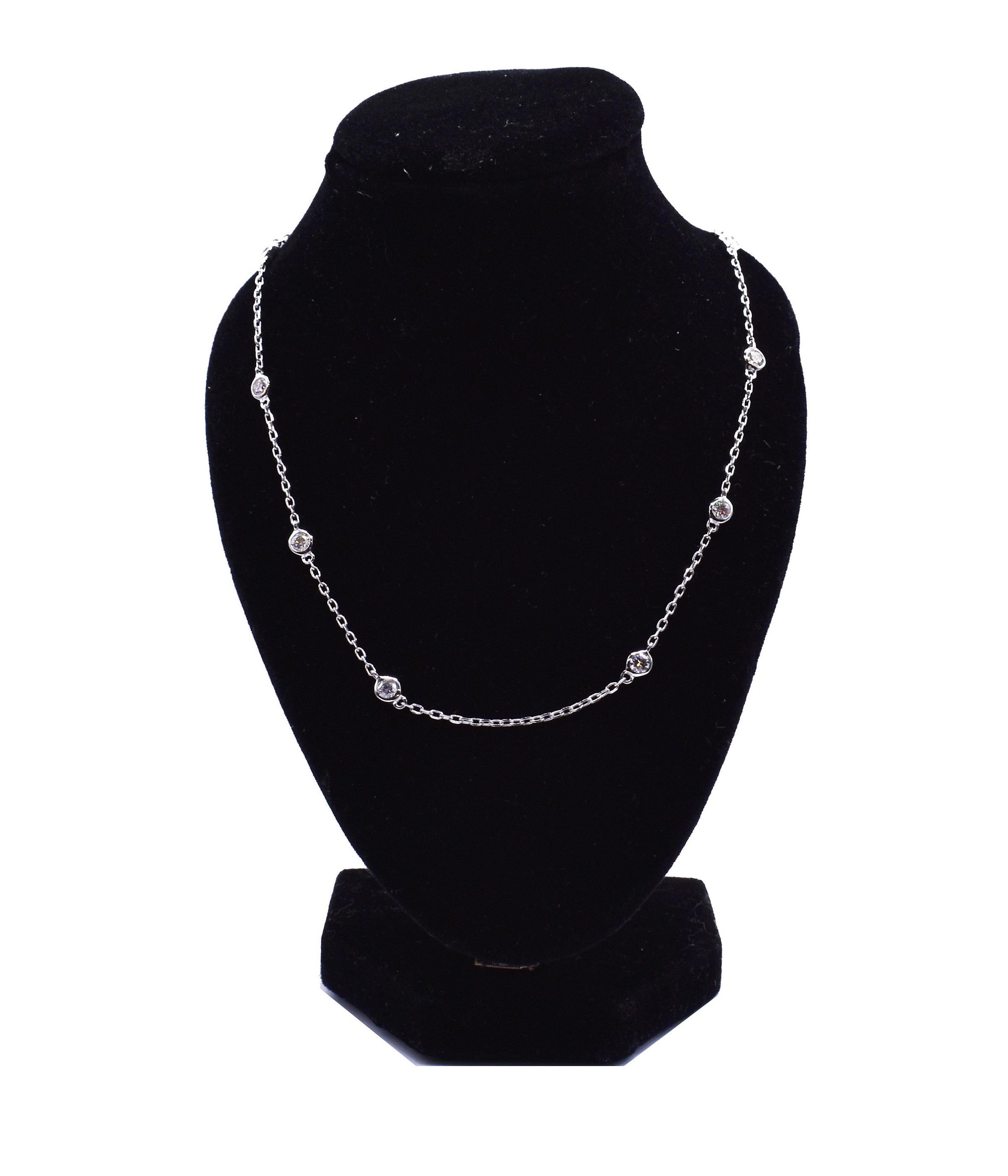 A wonderful 18k white gold chain decorated with 10 round cut diamonds. Diamonds = 1.06ct Gold weight = 4.44g

Length: 22cm