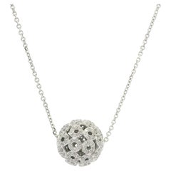 Collier à chaîne réglable en or blanc 18 carats avec pendentif en forme de boule de diamant de 1,06ctw